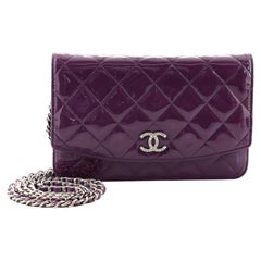 Portefeuille Chanel brillant sur chaîne matelassé verni matelassé