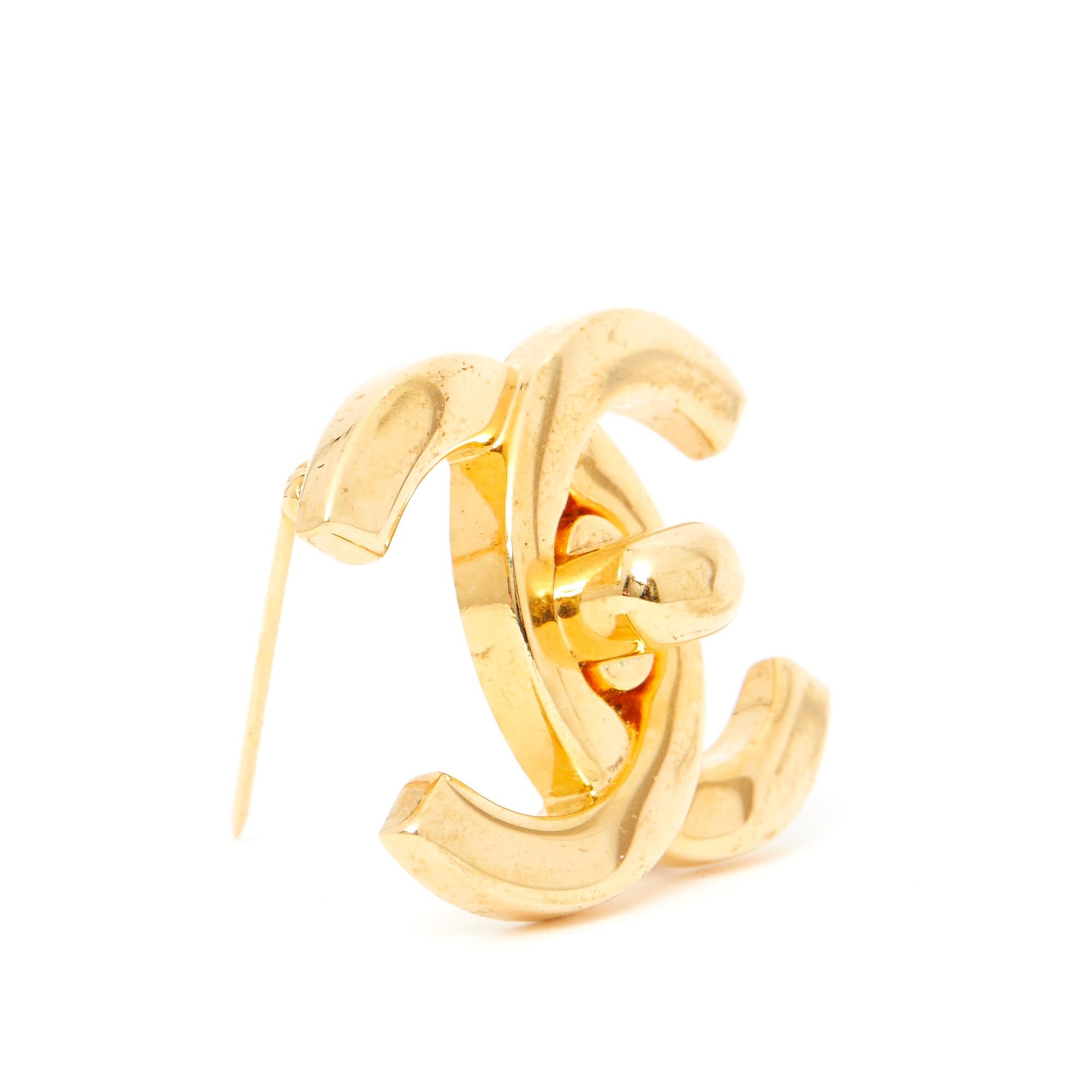 Chanel brooch with a large CC Chanel logo in golden metal, slanted pin on the back. Width 3.8 cm x length 2.9 cm. The brooch has a few scratches from use but it is in very good vintage condition, delivered without invoice or original packaging,
