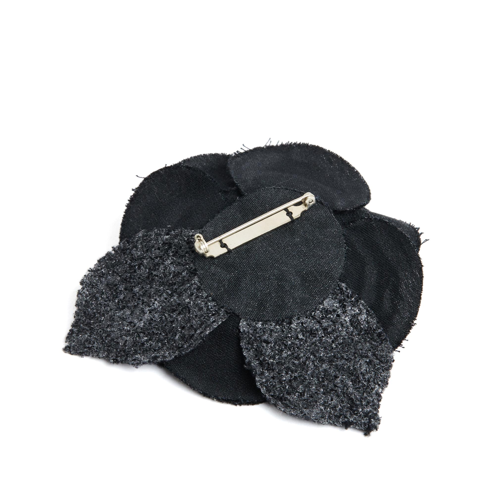 Chanel Broche Camelia Black Wool Tweed CC Brooch In Good Condition In PARIS, FR