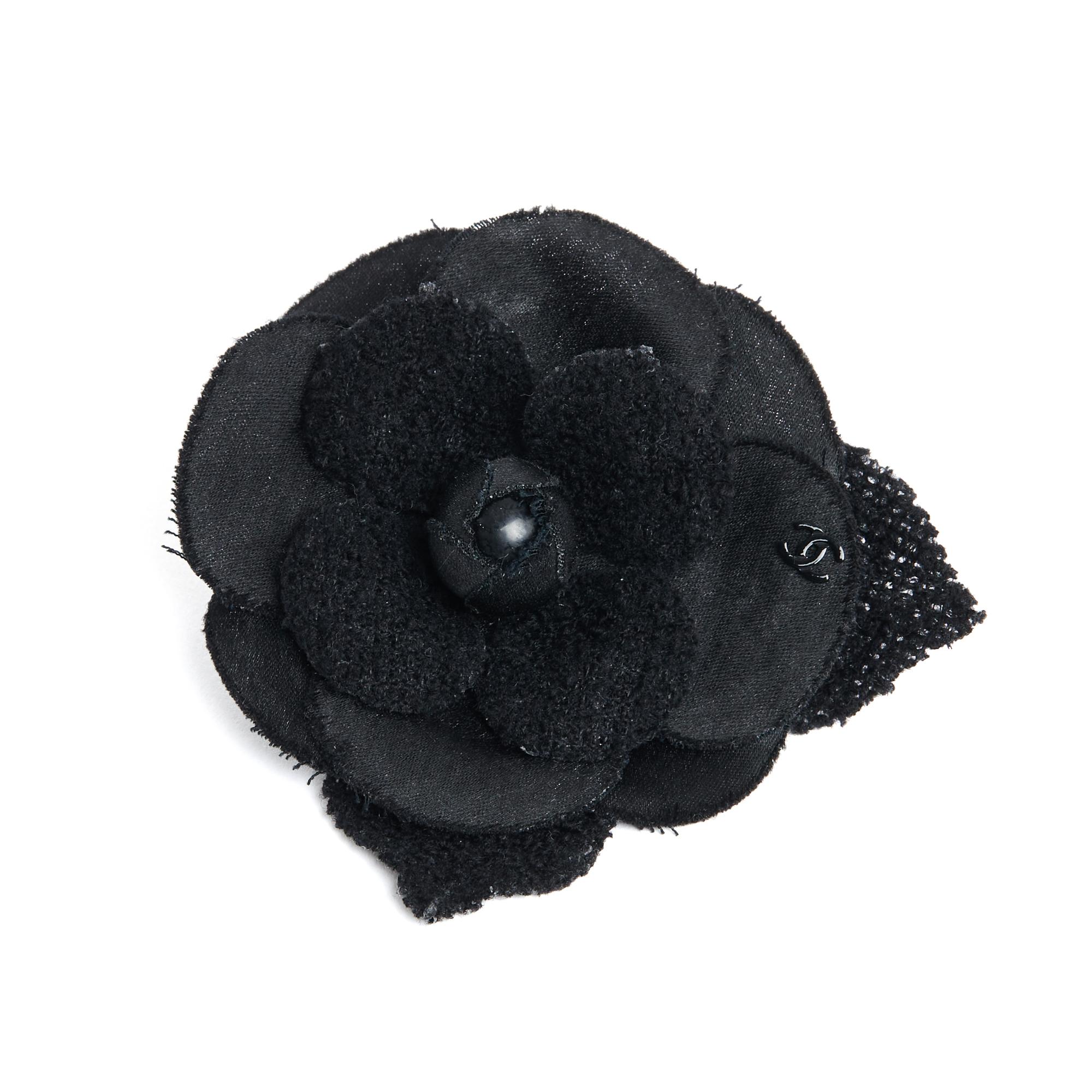 Women's or Men's Chanel Broche Camelia Black Wool Tweed CC Brooch