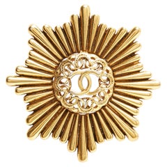 Chanel Broche Métal CC Soleil Radiant 1983 Golden Metal Starburst CC Brooch Box