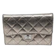 Chanel Bronze 2,55 Reissue L Metallic Portemonnaie aus gestepptem Leder mit Klappe und Klappe aus Leder