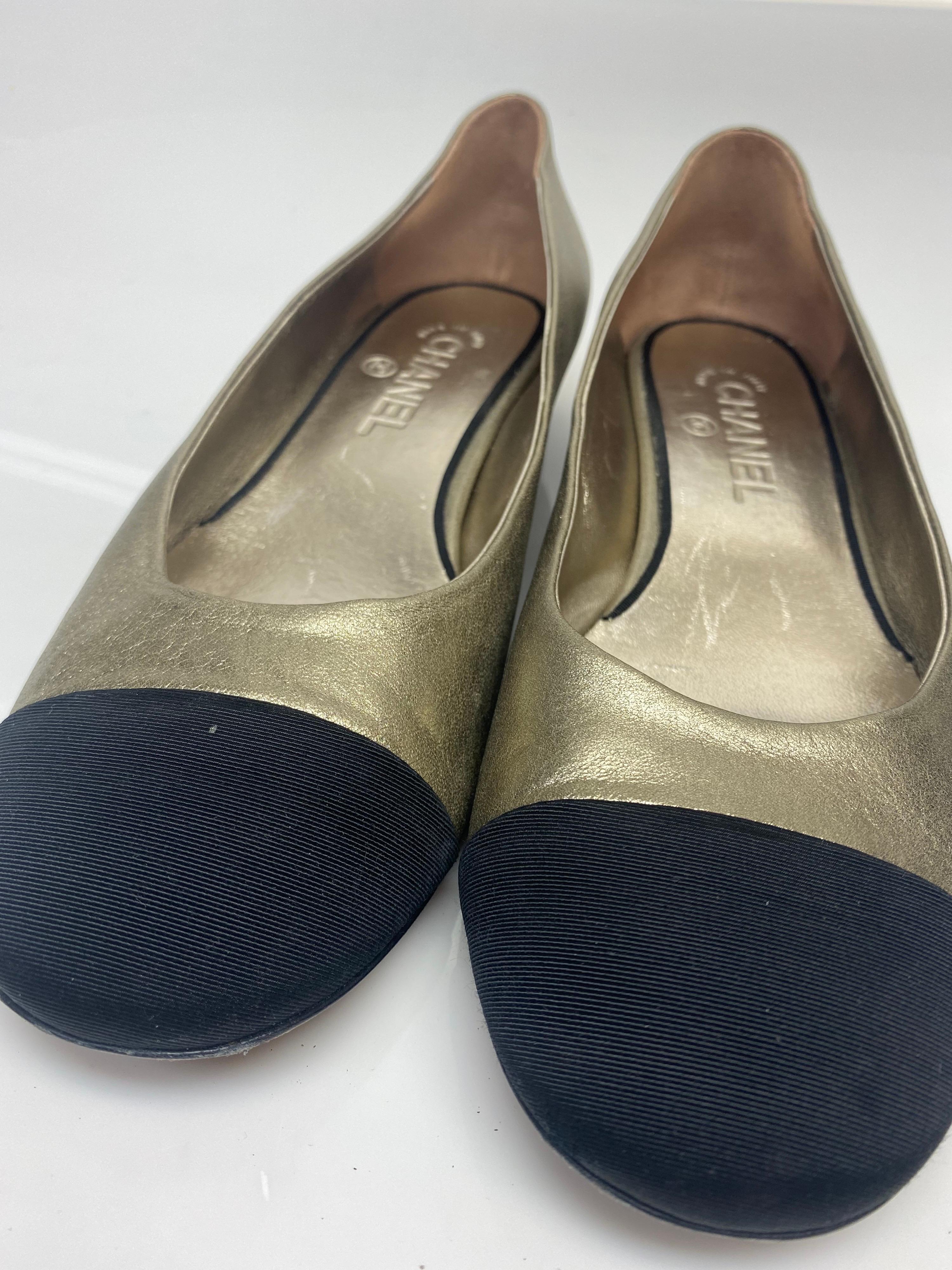 Chanel Bronze and Black Ballerina Pumps with Gold CC Detail Size 40.5 For Sale 7