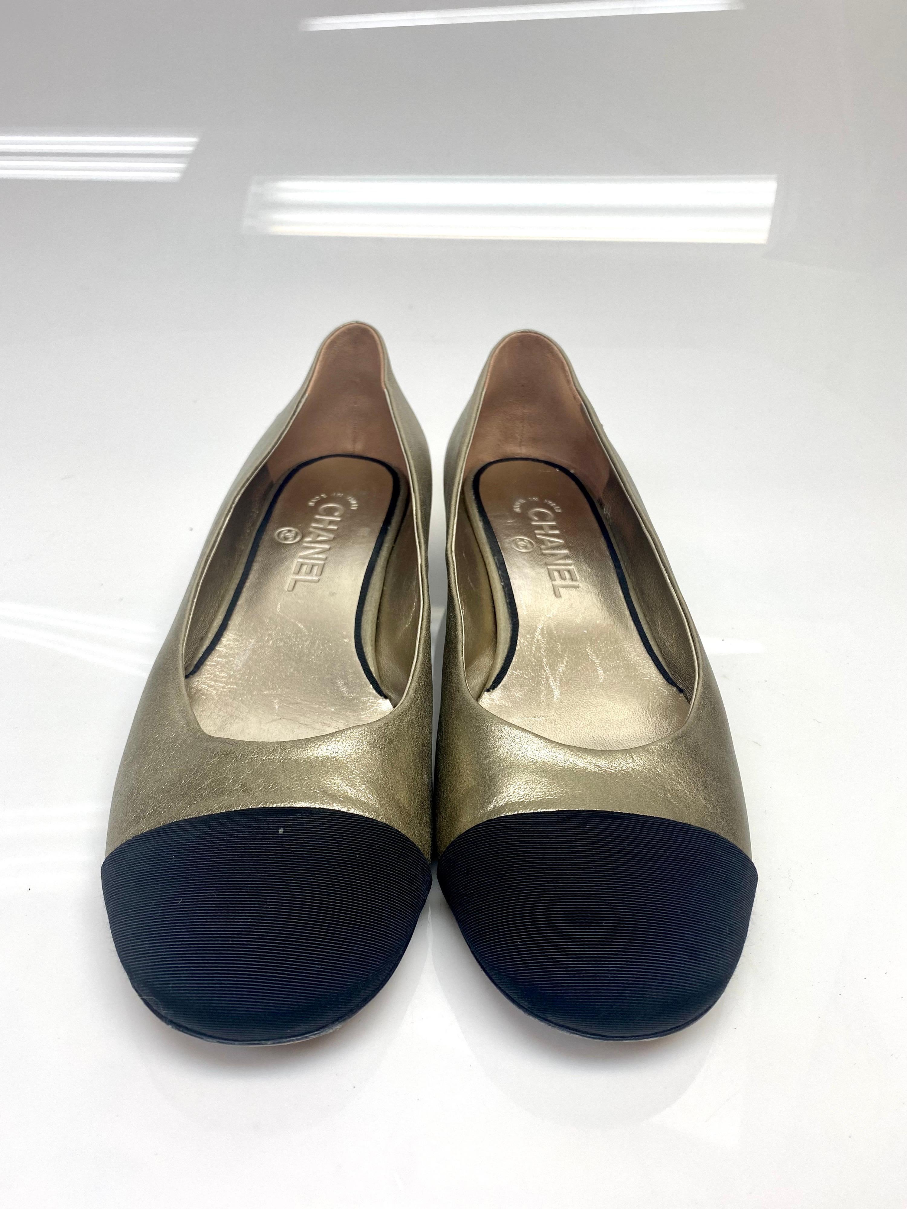 Chanel Bronze and Black Ballerina Pumps with Gold CC Detail Size 40.5 In Good Condition For Sale In West Palm Beach, FL