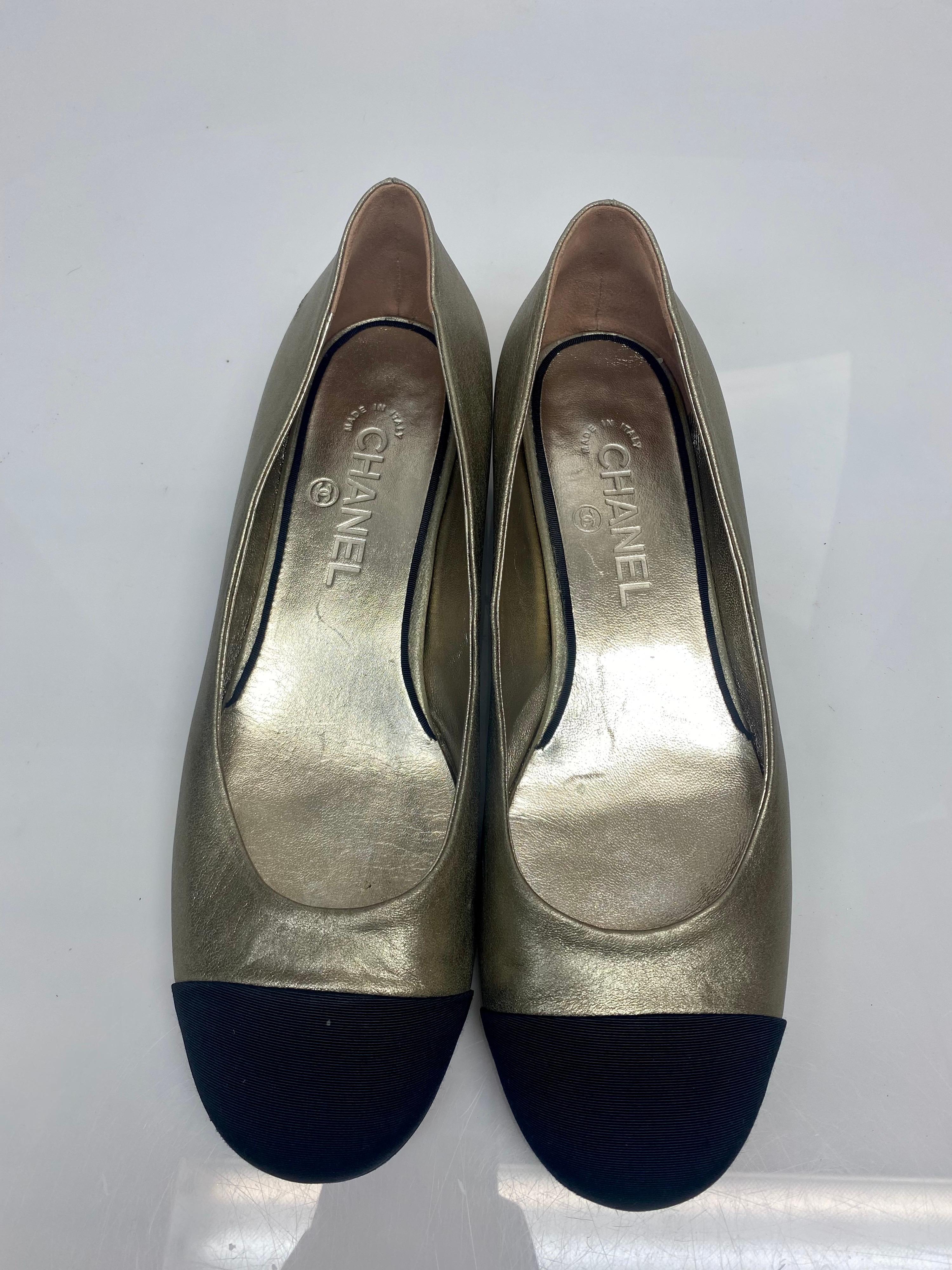 Chanel Bronze and Black Ballerina Pumps with Gold CC Detail Size 40.5 For Sale 3