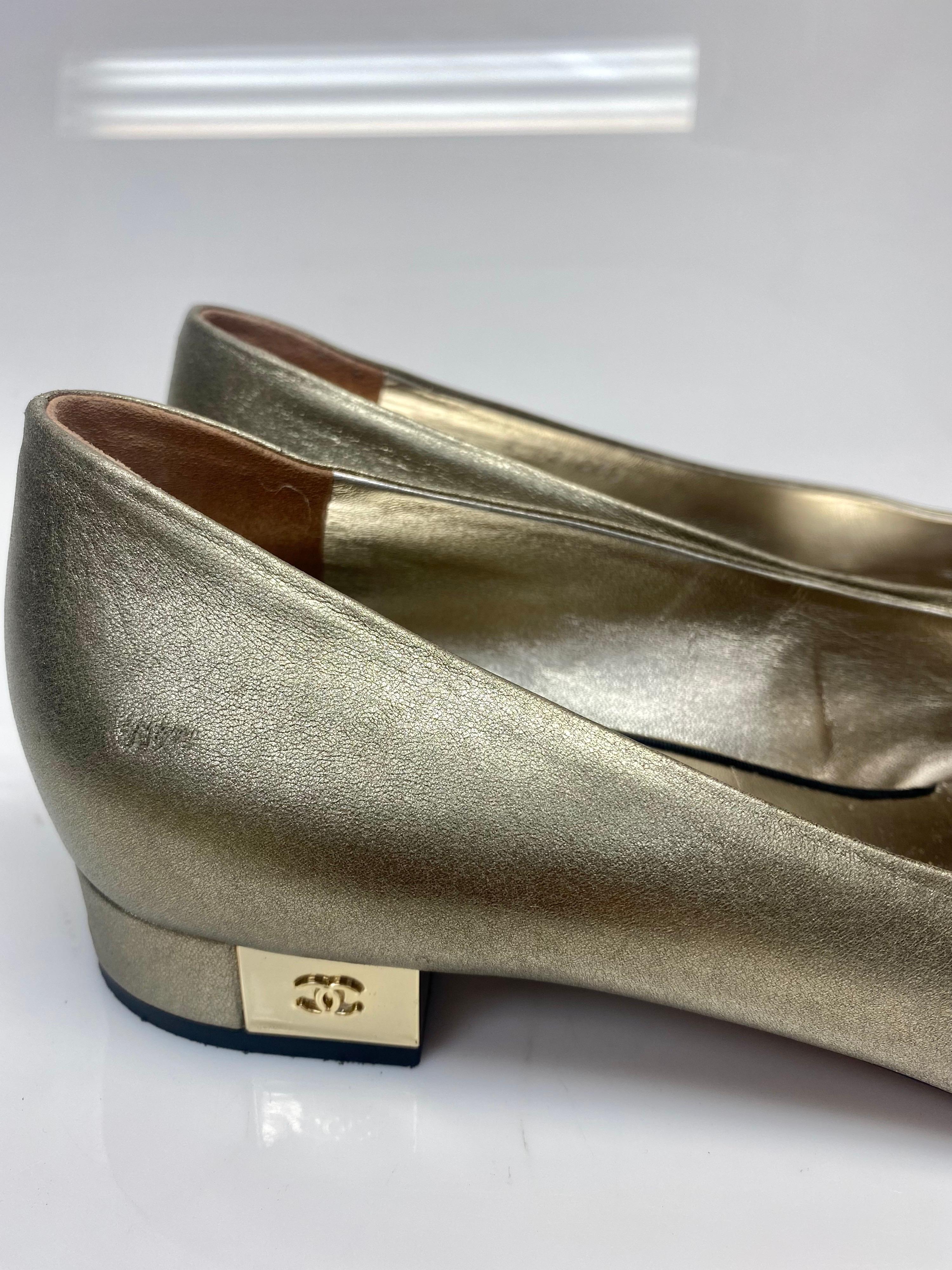 Chanel Bronze and Black Ballerina Pumps with Gold CC Detail Size 40.5 For Sale 4