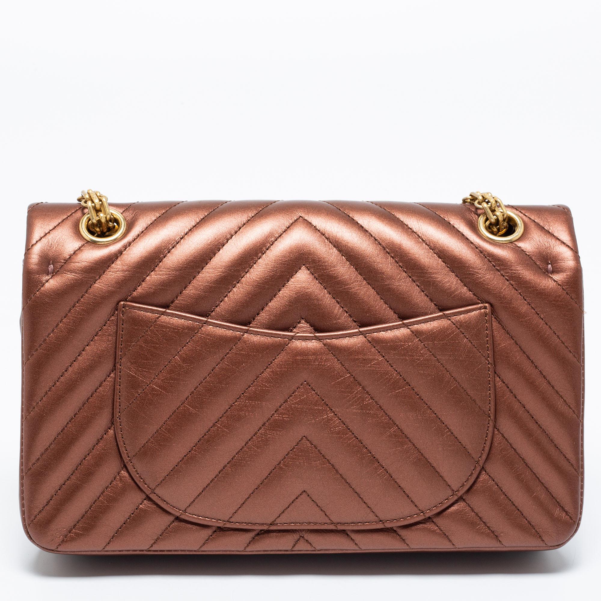 Imbued with traditional details, the Reissue 2.55 bag from Chanel is iconic and one of the most admired collections of the brand. The chain shoulder strap of this bag will offer you an easy carrying experience. Made from quilted leather, it flaunts