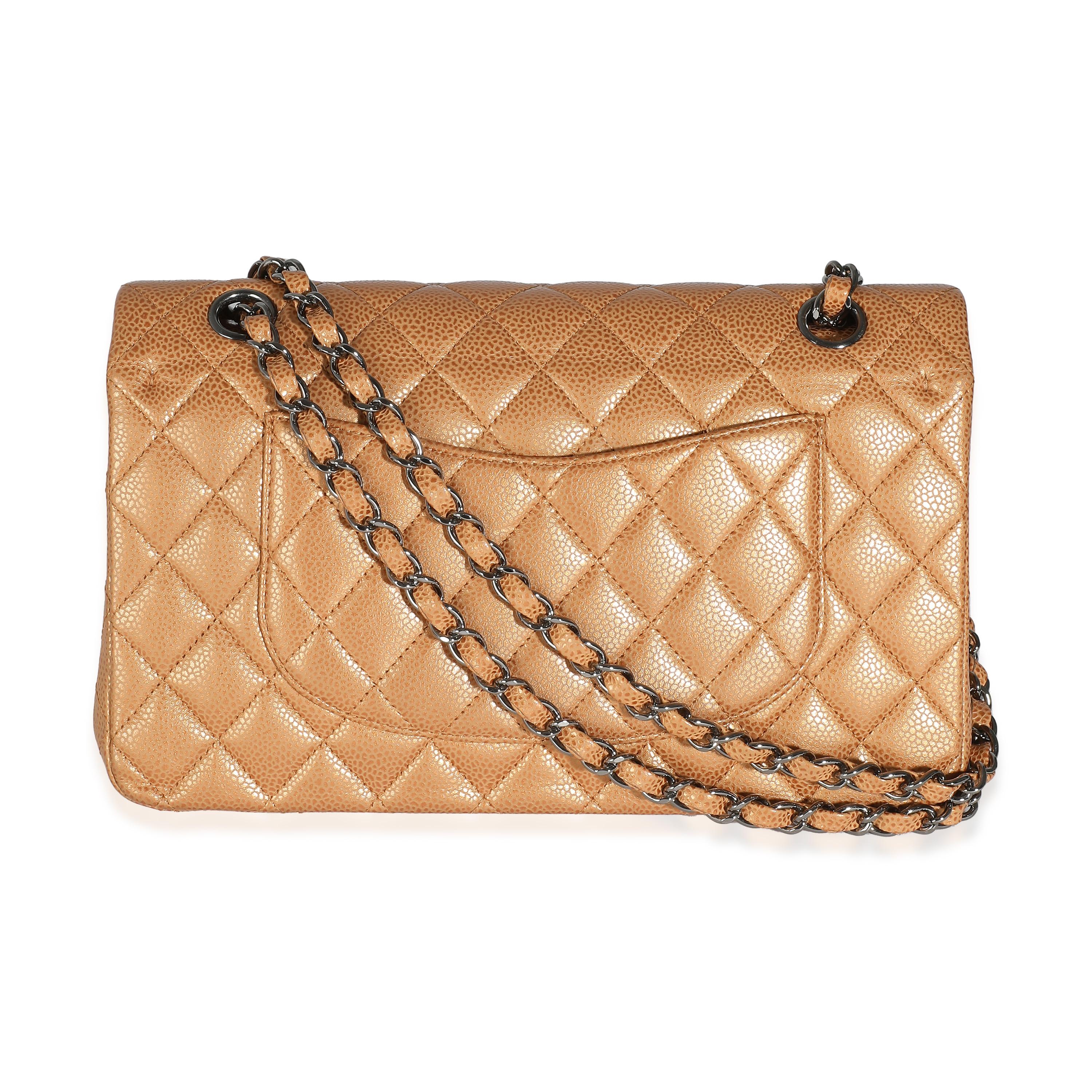 Título del listado: Chanel Bronce Oro Caviar Acolchado Bolso Clásico Mediano Doble Solapa
SKU: 143133
Estado: Seminuevo 
Descripción del estado: Un clásico atemporal que nunca pasa de moda, el bolso con solapa de Chanel se remonta a 1955 y ha visto
