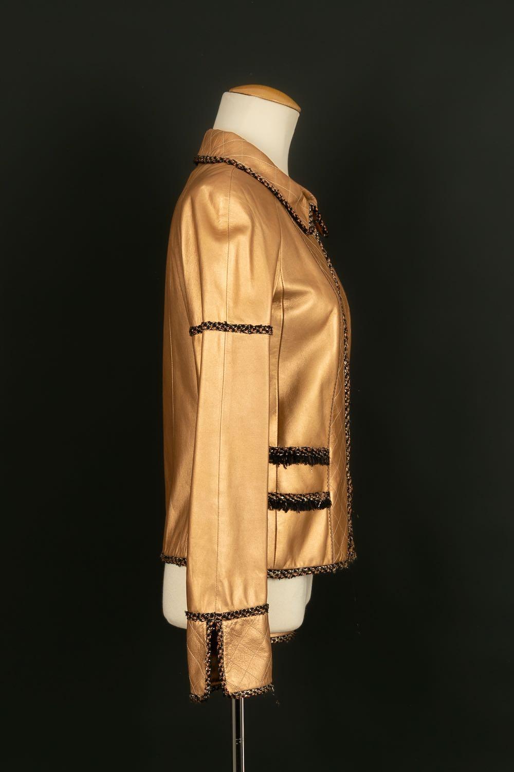 Chanel - Bronze colored lamb leather jacket with silk lining. No size indicated, it corresponds to a 38FR.

Additional information: 

Dimensions: 
Shoulder width: 42 cm, Chest: 44 cm, Waist: 40 cm, Sleeve length: 99 cm, Length: 60 cm

Condition: