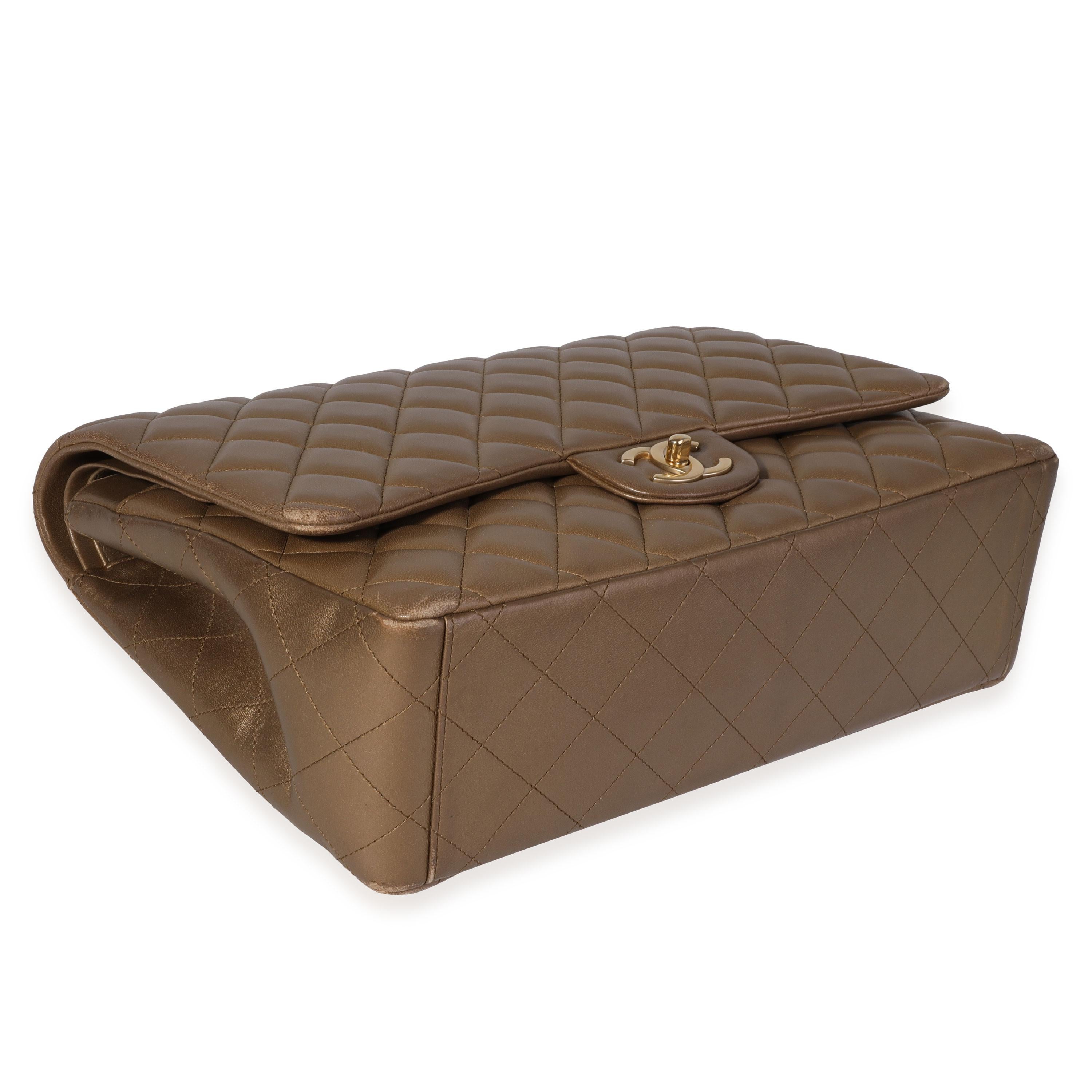 Donna Borsa Chanel bronzo trapuntata in pelle d'agnello Maxi Classic con doppia patta