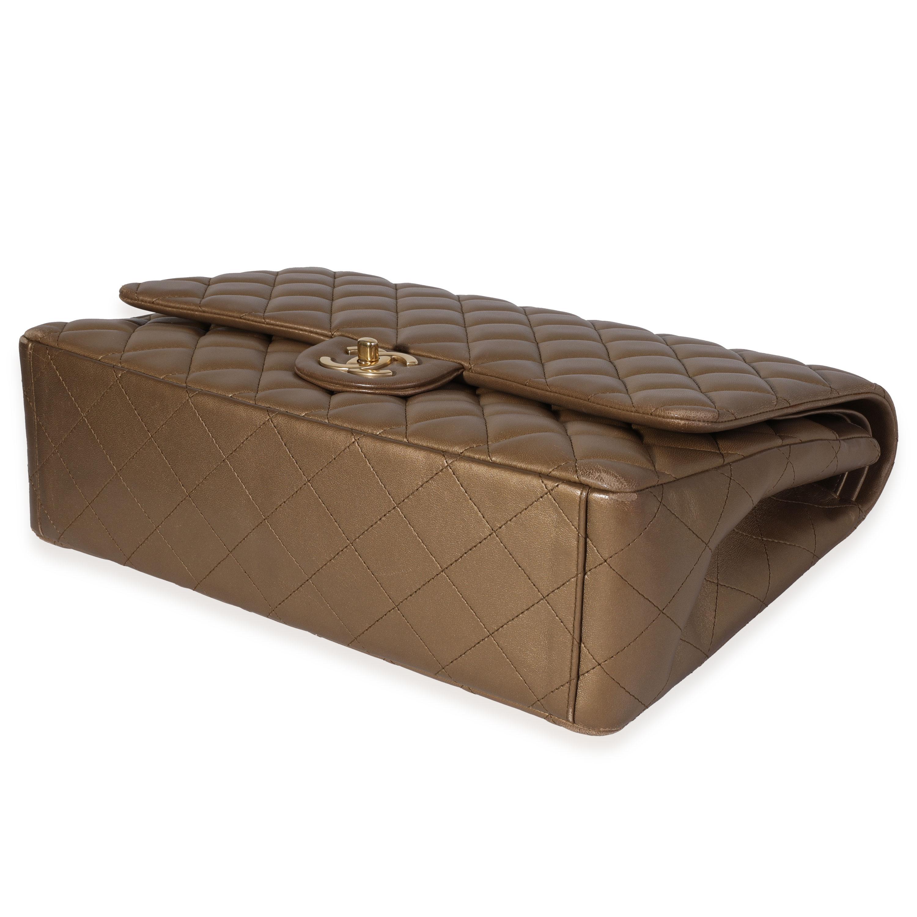 Borsa Chanel bronzo trapuntata in pelle d'agnello Maxi Classic con doppia patta 2