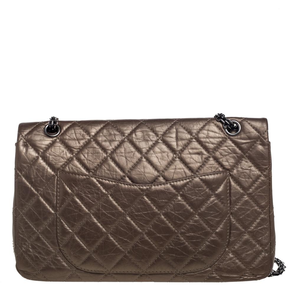 Chanel's Flap Bags are iconic and noteworthy in the history of fashion. Hence, this Reissue 2.55 is a buy that is worth every bit of your splurge. Exquisitely crafted from bronze leather, it bears the signature quilt pattern and the iconic