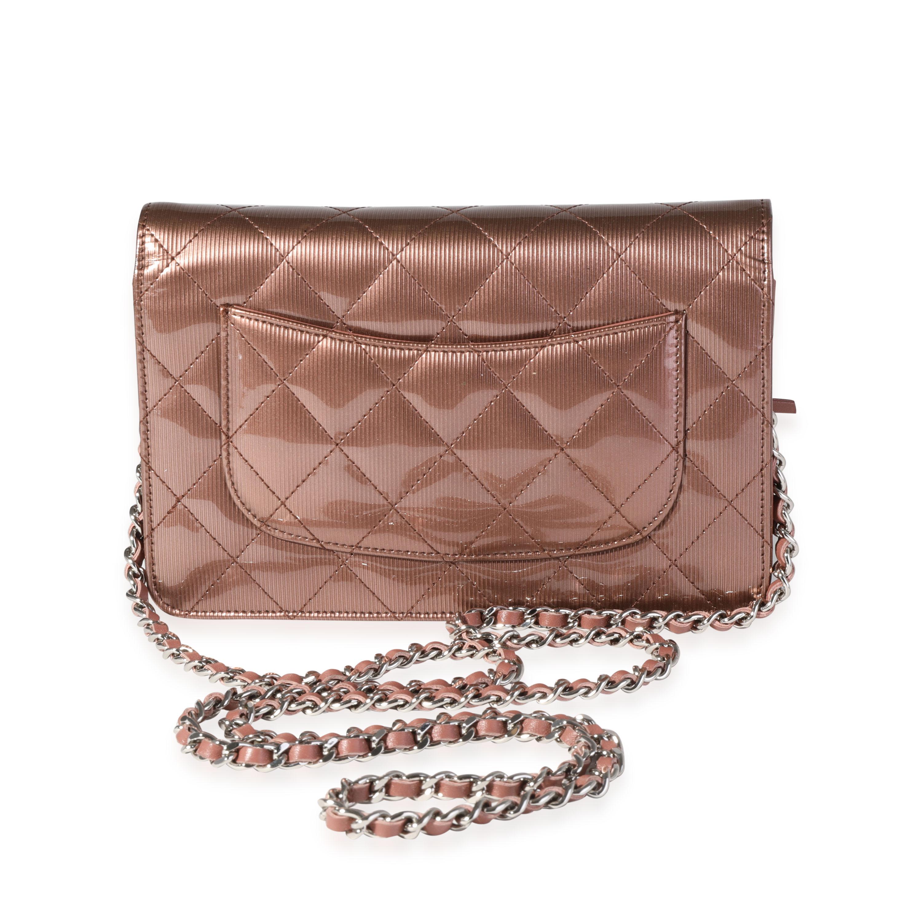 Marrone Portafoglio Chanel in vernice trapuntata a righe verticali in bronzo con catena