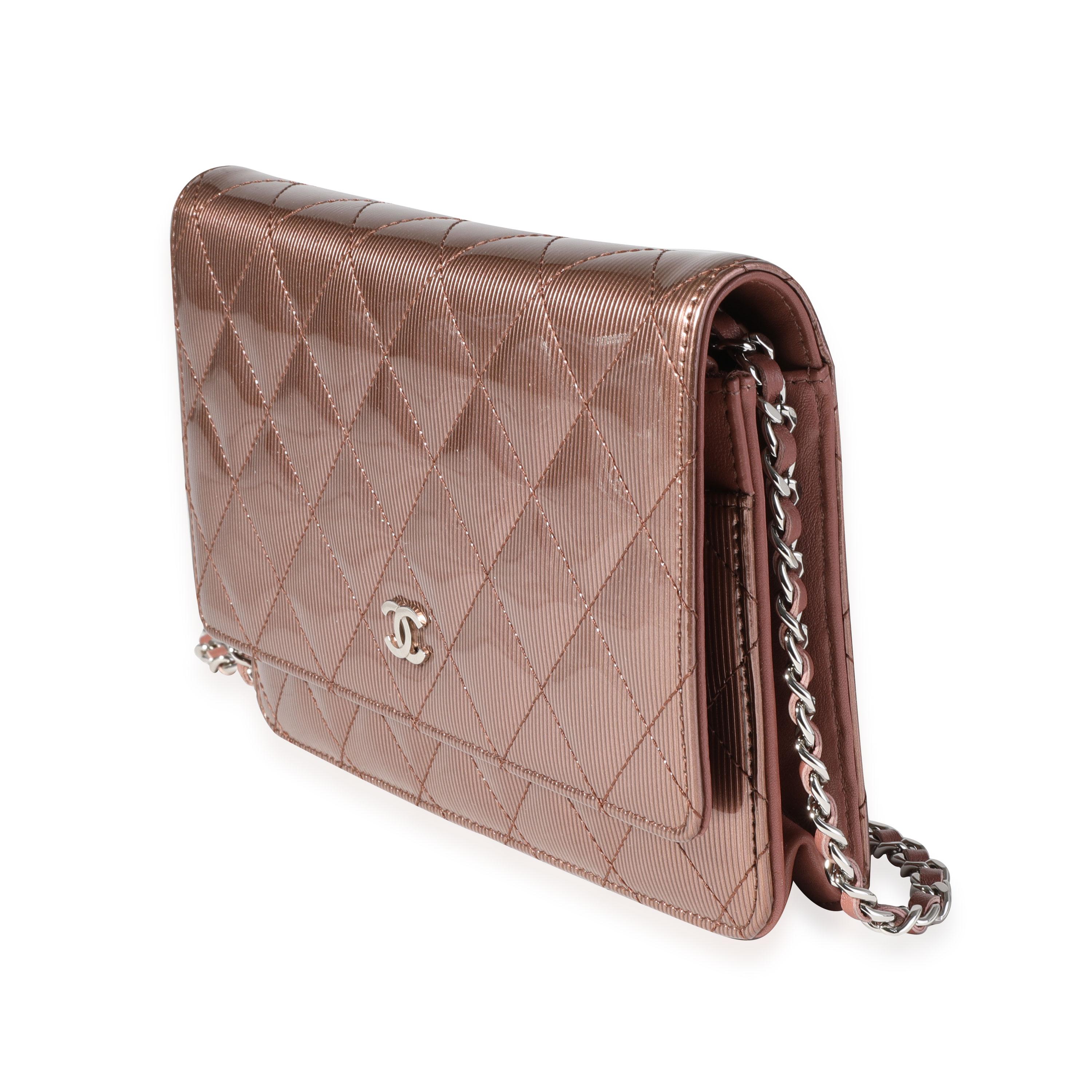 Portafoglio Chanel in vernice trapuntata a righe verticali in bronzo con catena In condizioni ottime a New York, NY