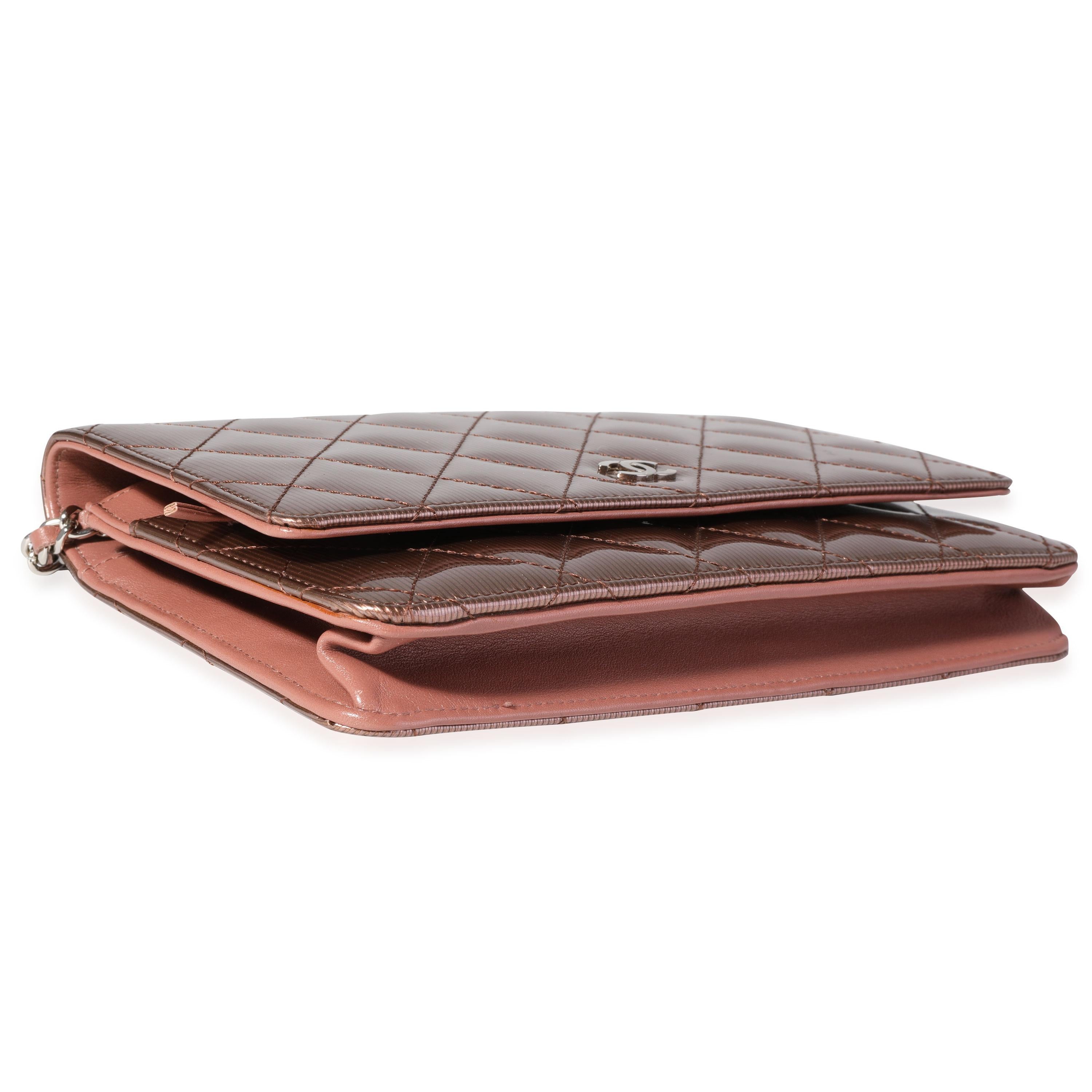 Donna Portafoglio Chanel in vernice trapuntata a righe verticali in bronzo con catena