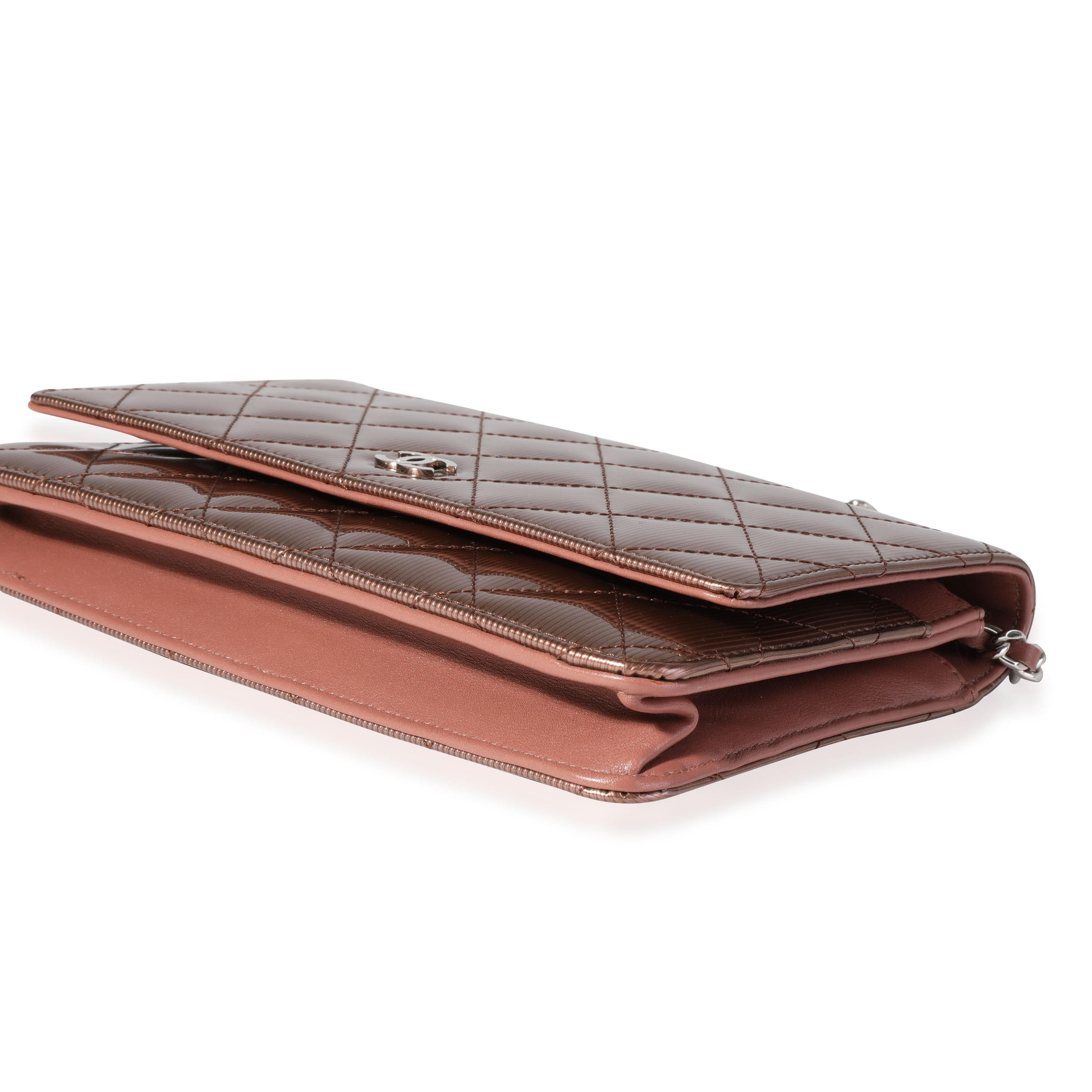 Portafoglio Chanel in vernice trapuntata a righe verticali in bronzo con catena 1