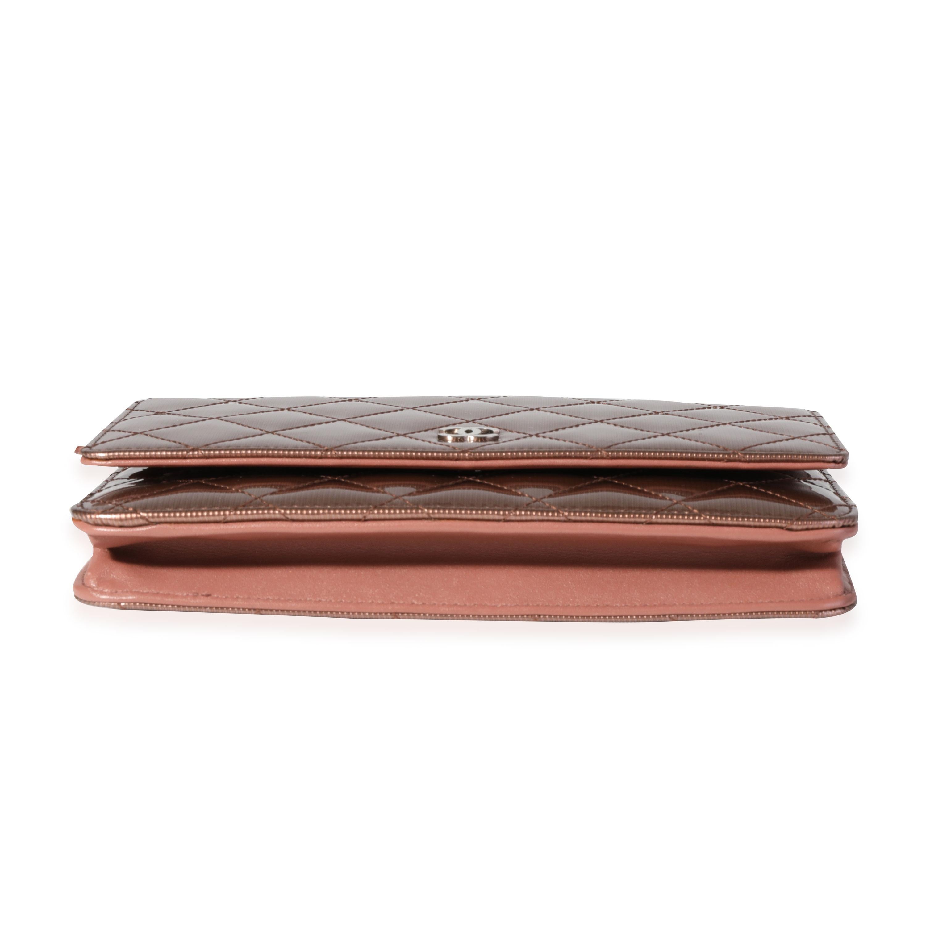 Portafoglio Chanel in vernice trapuntata a righe verticali in bronzo con catena 2