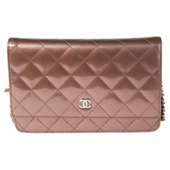 Portafoglio Chanel in vernice trapuntata a righe verticali in bronzo con catena