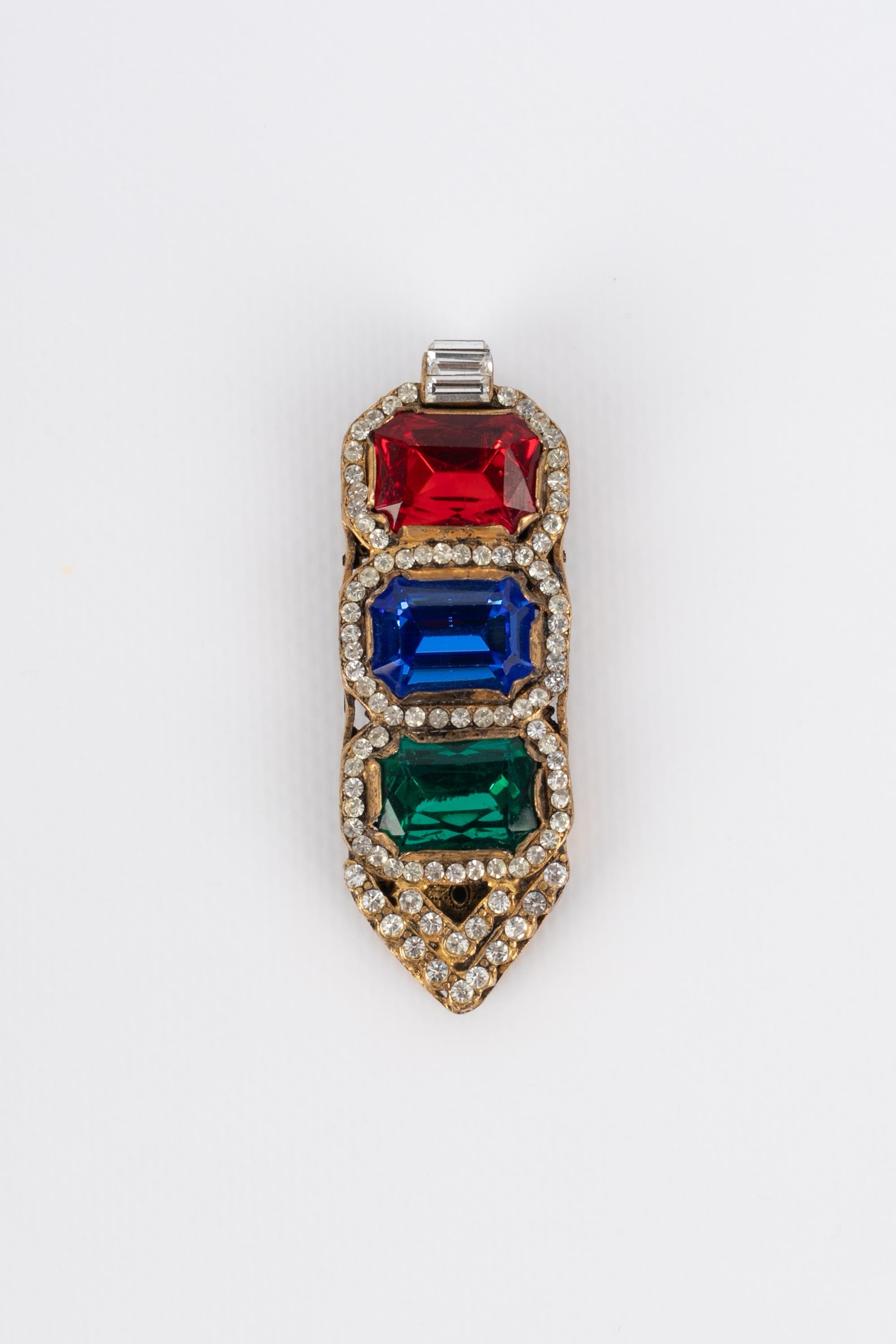CHANEL - (Made in France) Golden metal plier-like brooch ornamented with Swarovski rhinestones. Collection from the beginning of the 1980s.

Condition:
Good condition

Dimensions:
7.5 cm x 2.5 cm

BRB102