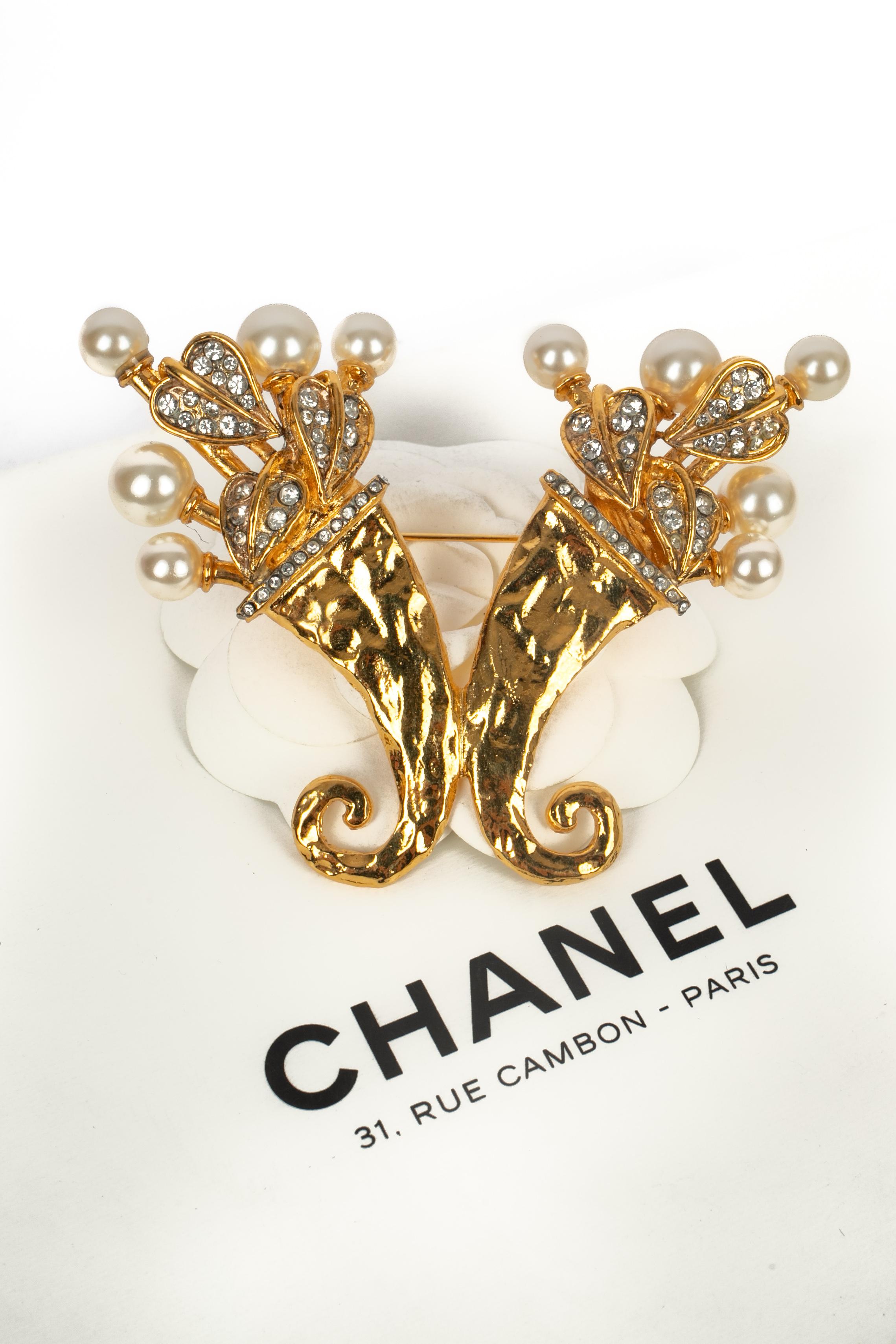 CHANEL - (Made in France) Goldene Metallbrosche mit Kostümperlen und Strasssteinen. Eine 2cc3 Collection unter der künstlerischen Leitung von Karl Lagerfeld.

Bedingung:
Sehr guter Zustand

Abmessungen:
Höhe: 7.5 cm

SKU:BRB13