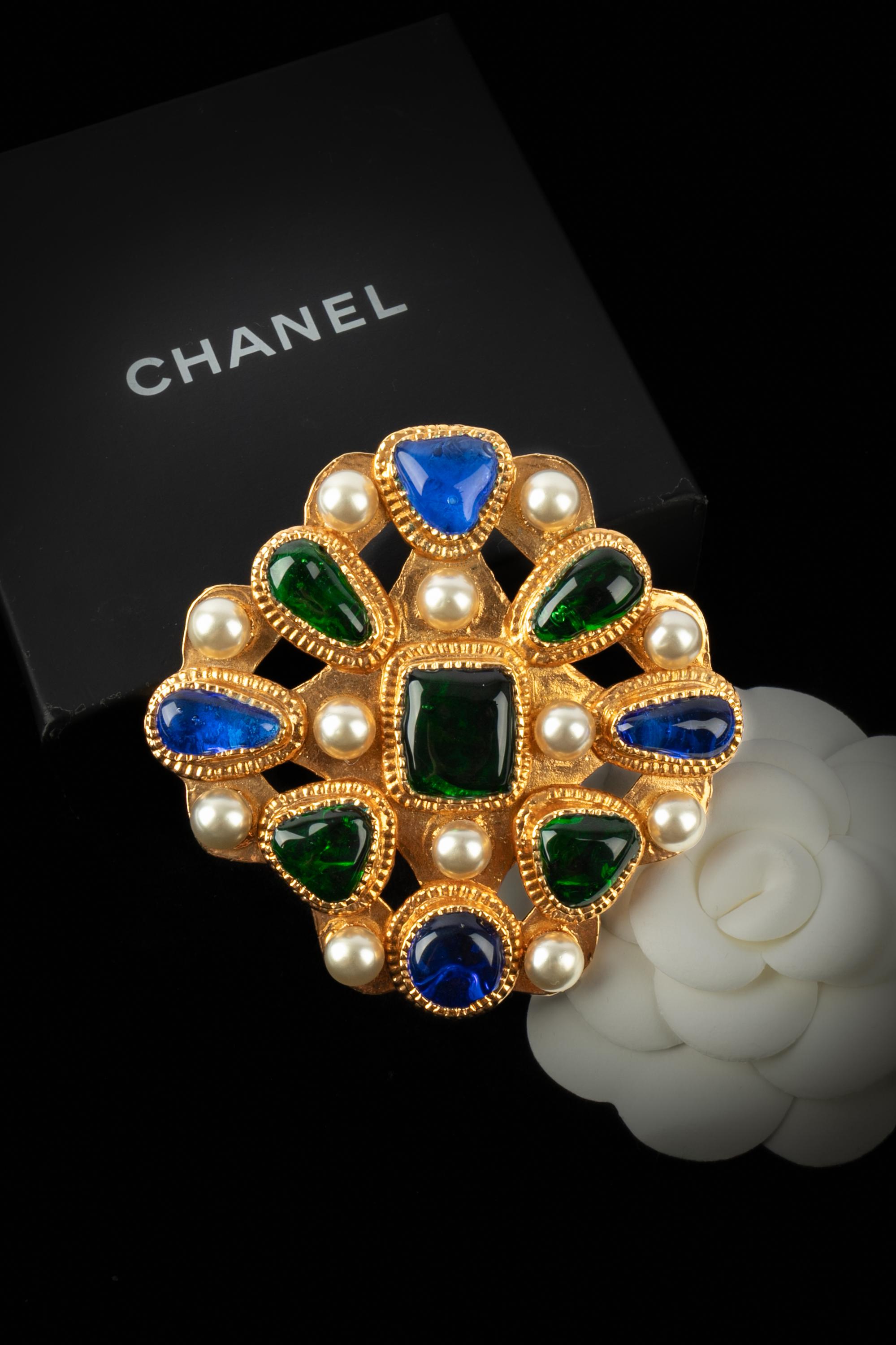 CHANEL - (Made in France) Golden metal brooch with costume pearly cabochons and colorful glass paste. A 2cc6 Collection from the early 1990s under the artistic direction of Karl Lagerfeld.

Condition:
Very good condition

Dimensions:
7.5 cm x 7.5
