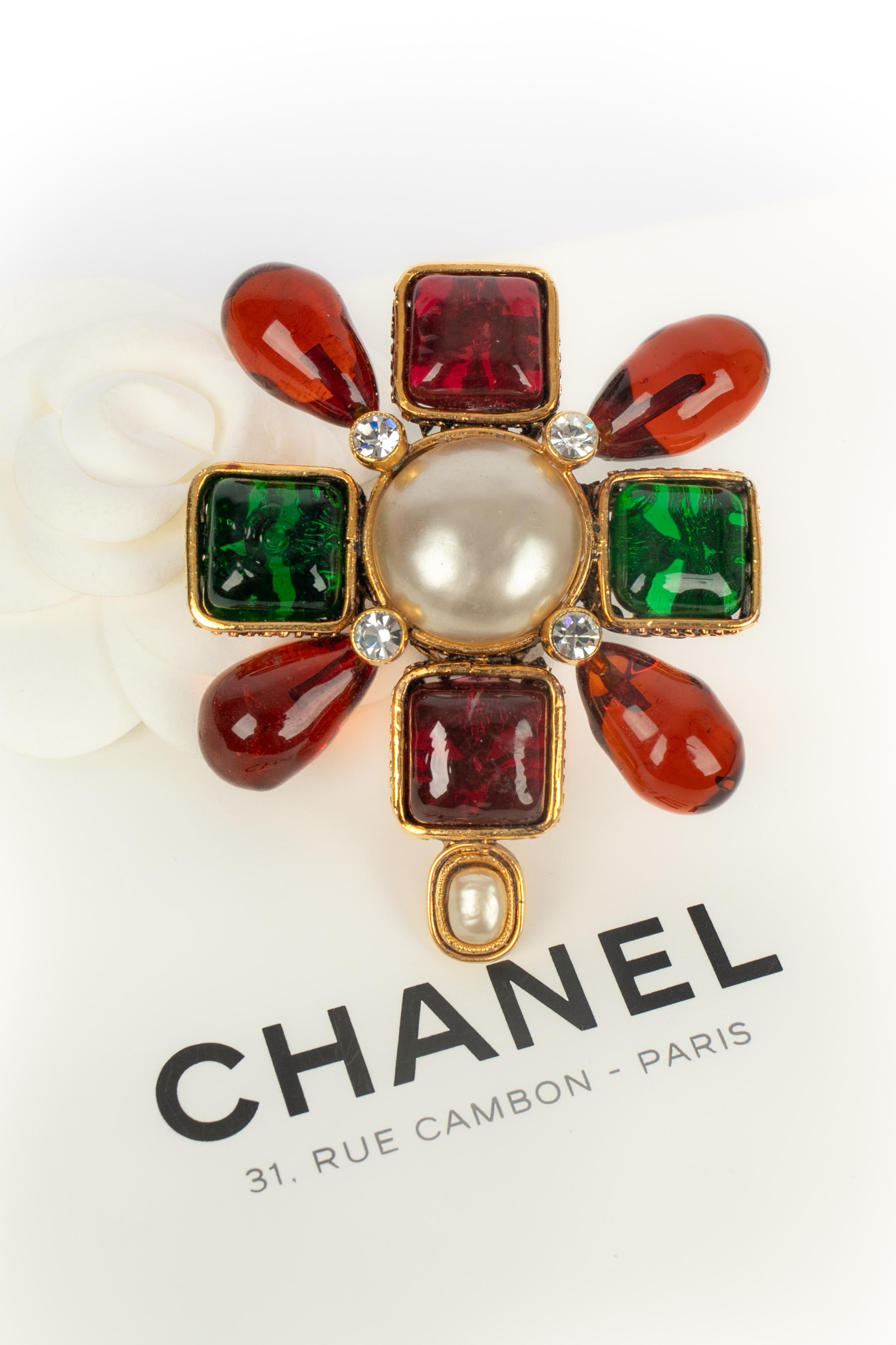 CHANEL - (Fabricado en Francia) Broche de metal dorado decorado con pasta de vidrio y strass. Una Colección 2cc3 bajo la dirección artística de Karl Lagerfeld.

Estado:
Muy buen estado

Dimensiones:
Altura: 7 cm

SKU:BRB11
