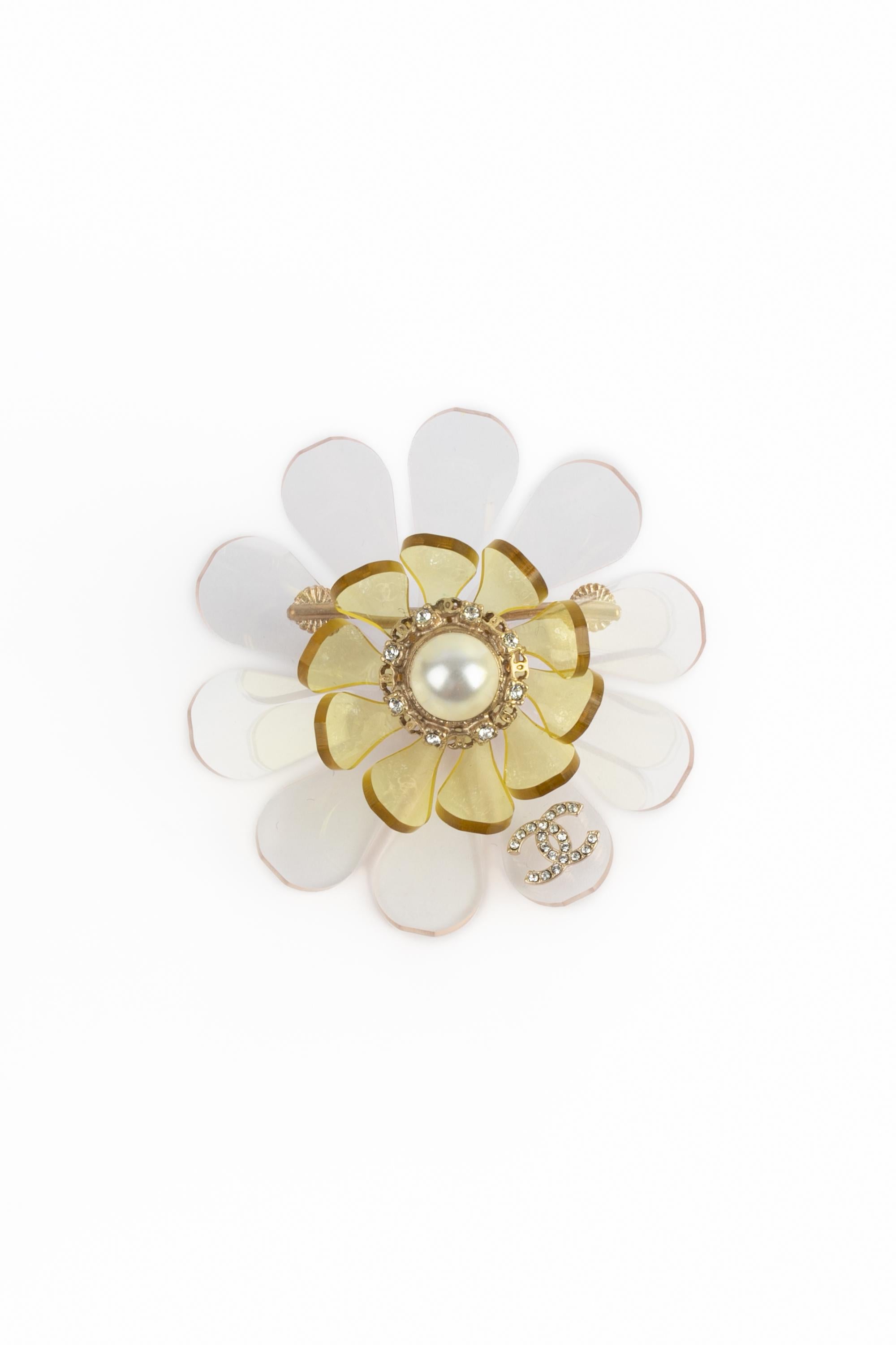 CHANEL - (Made in France) Bakelite brooch representing a flower. A 2018 Collection under the artistic direction of Karl Lagerfeld.

Condition:
Very good condition

Dimensions:
Diameter: 5 cm

SKU:BRB188