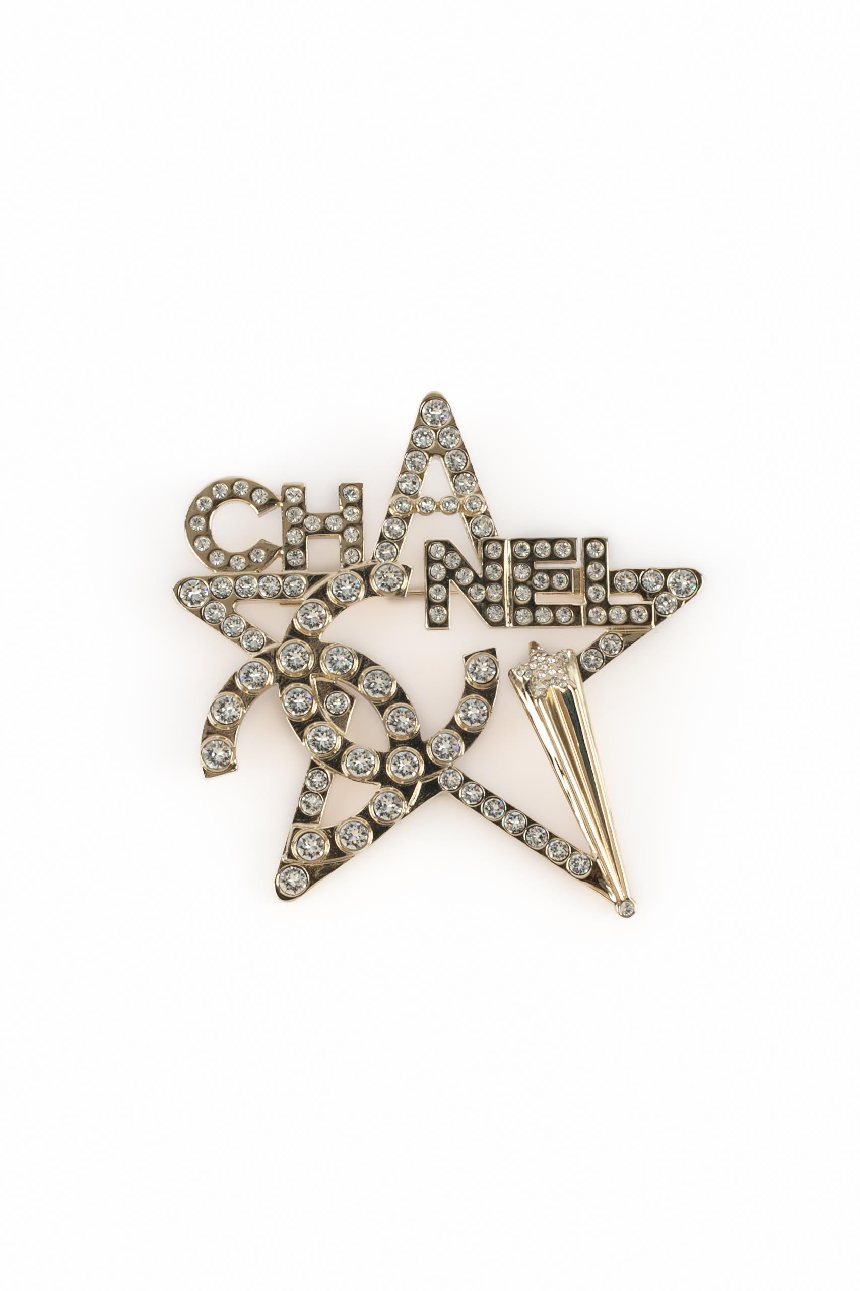 Chanel - (Made in France) Spilla a stella in metallo color champagne ornata di strass. Una Collection'S 2021.

Condizioni:
Ottime condizioni

Dimensioni:
Altezza: 8 cm

SKU:BRB129