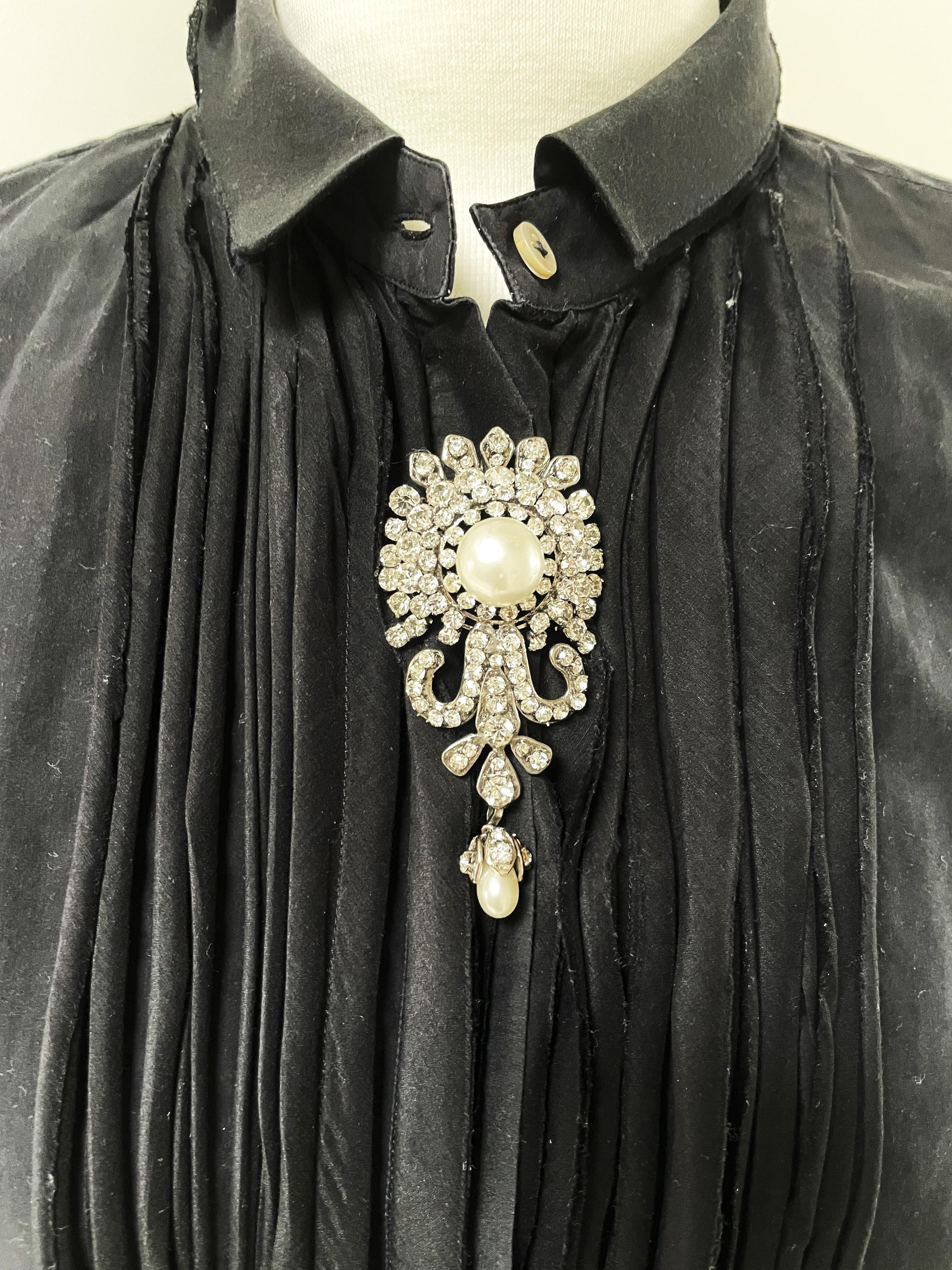 Broche y Colgante CHANEL, Metal rodiado,  Pedrería, firmado 1970/80 en venta 4