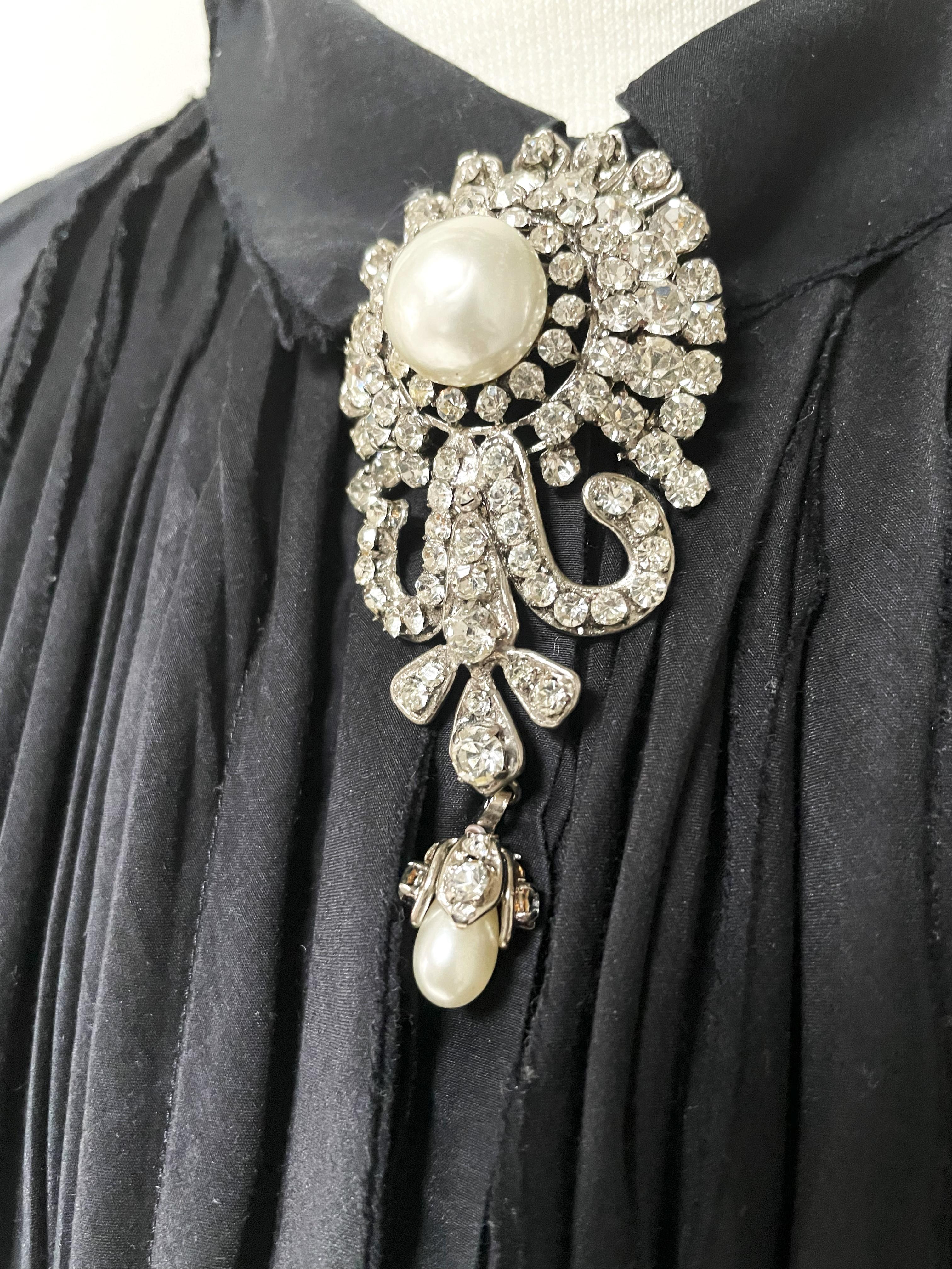 Broche y Colgante CHANEL, Metal rodiado,  Pedrería, firmado 1970/80 en venta 6