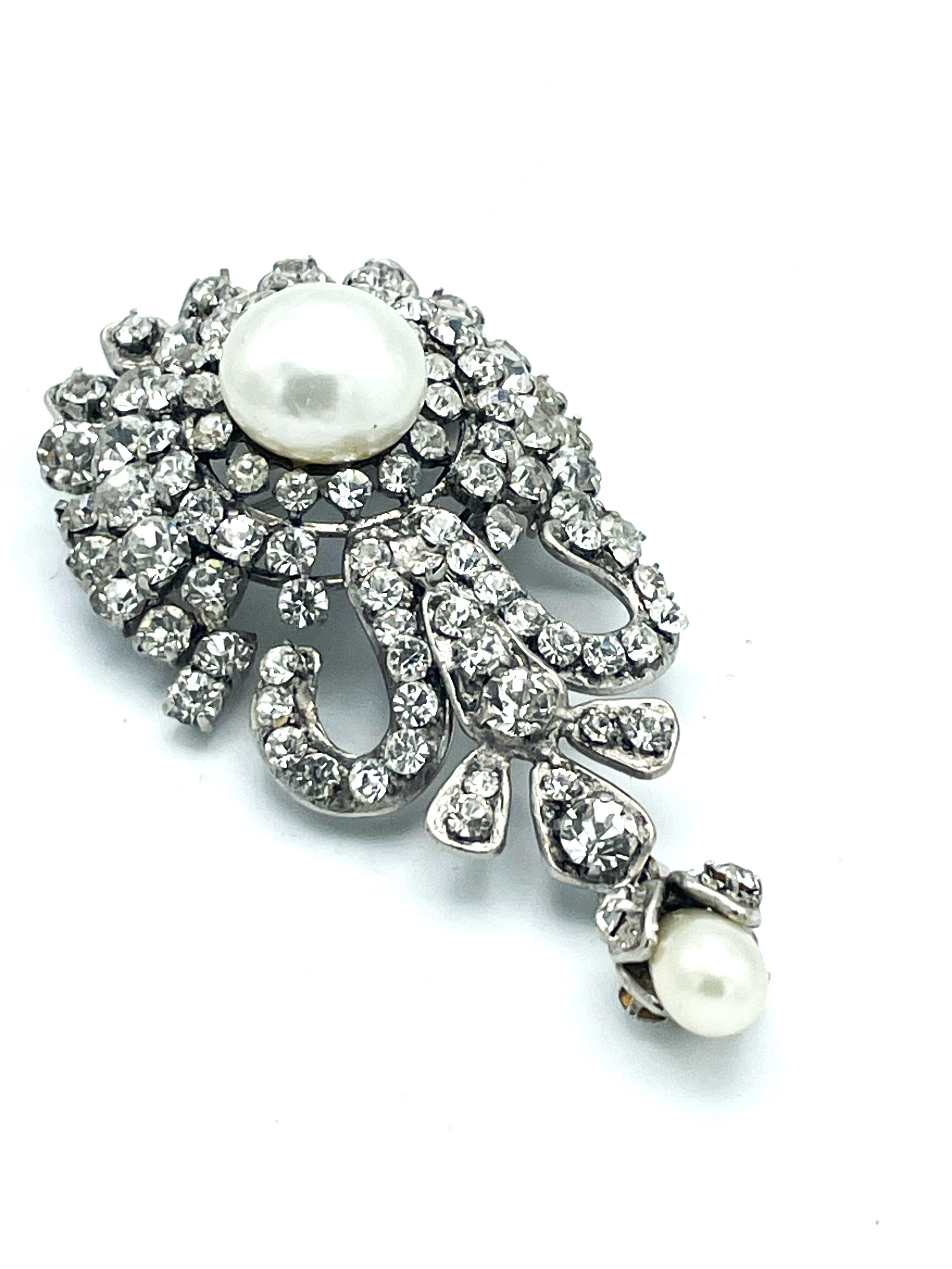 Broche y Colgante CHANEL, Metal rodiado,  Pedrería, firmado 1970/80 en venta 8