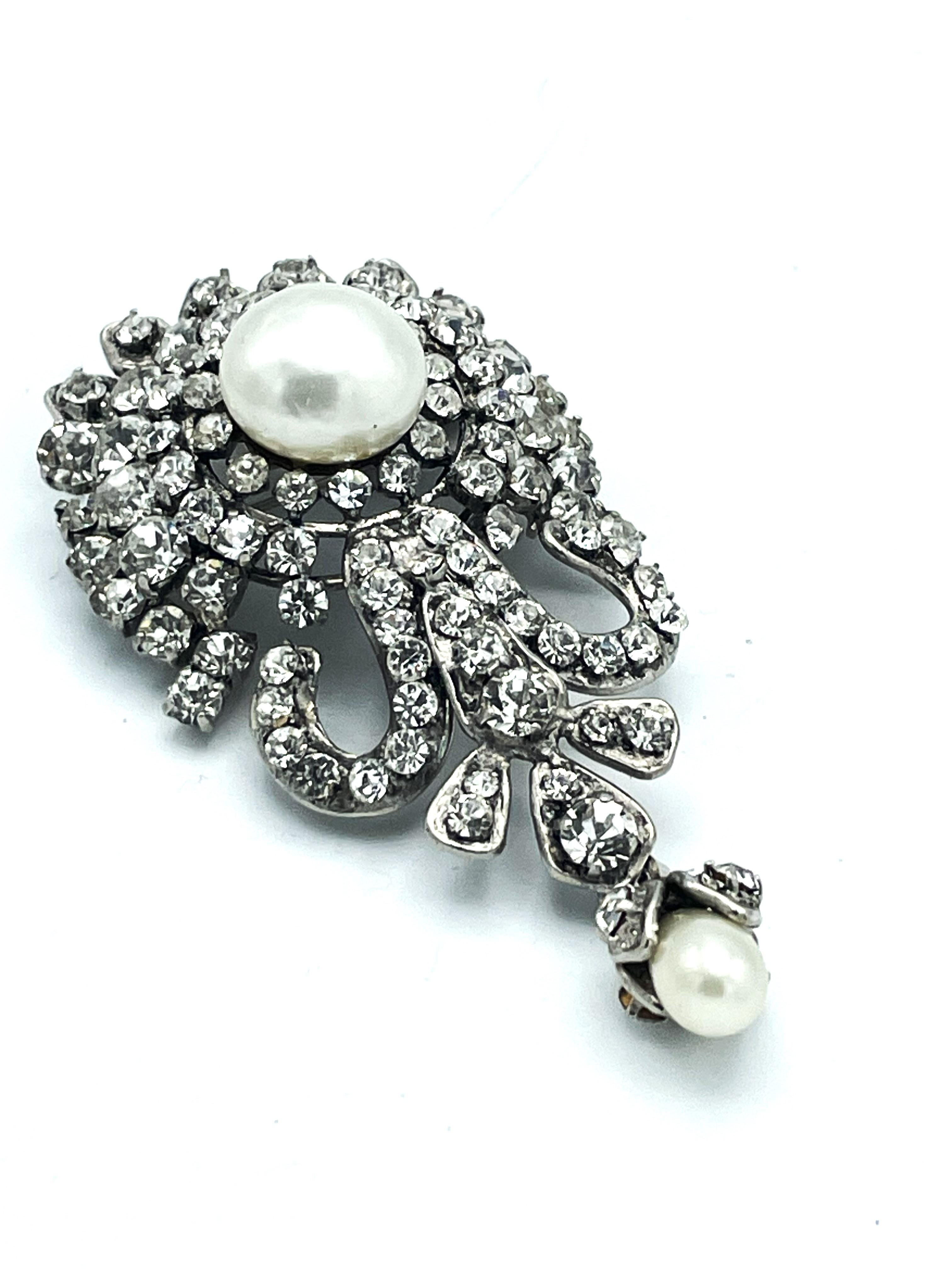 Broche y Colgante CHANEL, Metal rodiado,  Pedrería, firmado 1970/80 en venta 7
