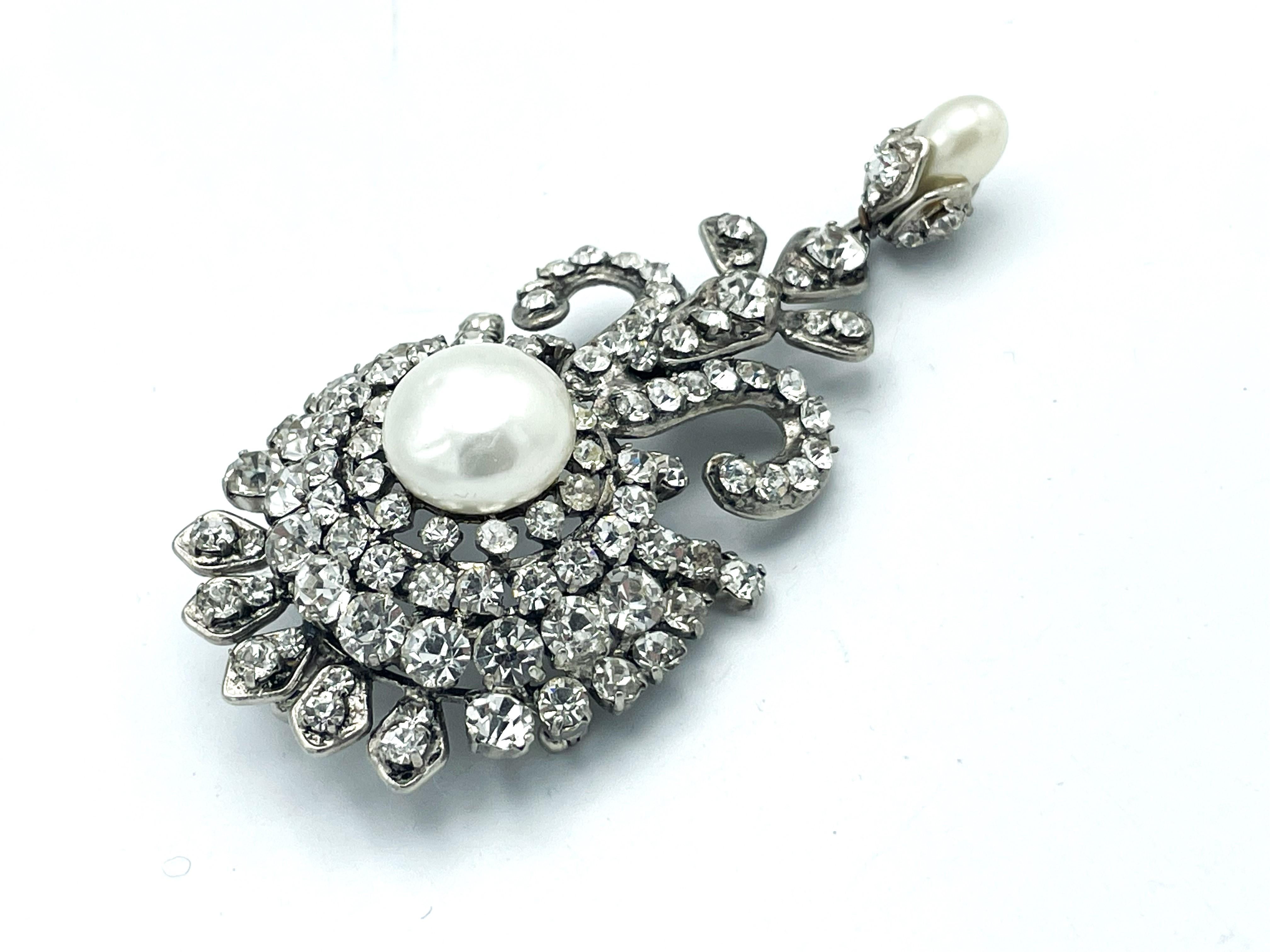 Broche y Colgante CHANEL, Metal rodiado,  Pedrería, firmado 1970/80 en venta 9