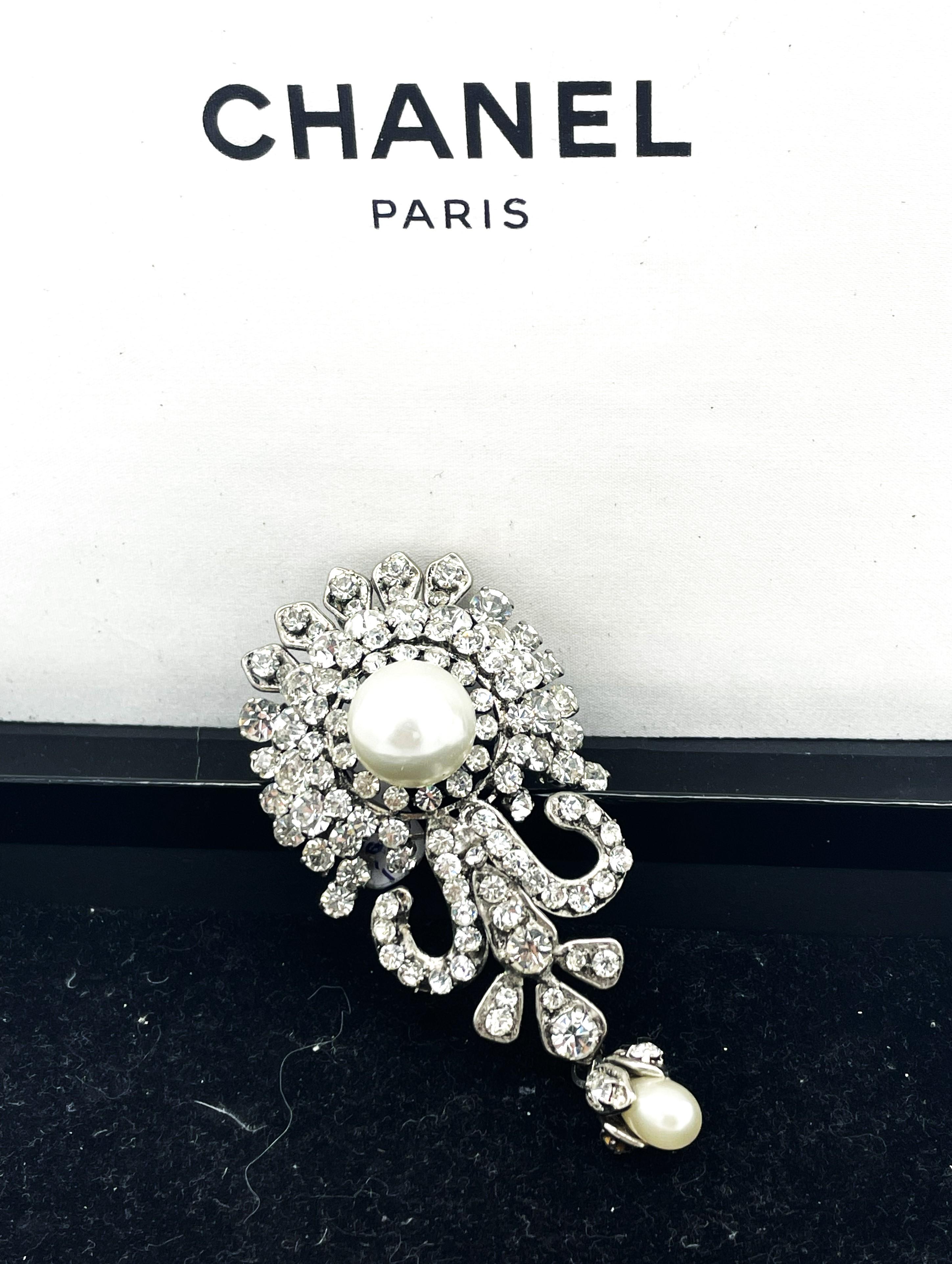 Broche y Colgante CHANEL, Metal rodiado,  Pedrería, firmado 1970/80 Renacimiento barroco en venta