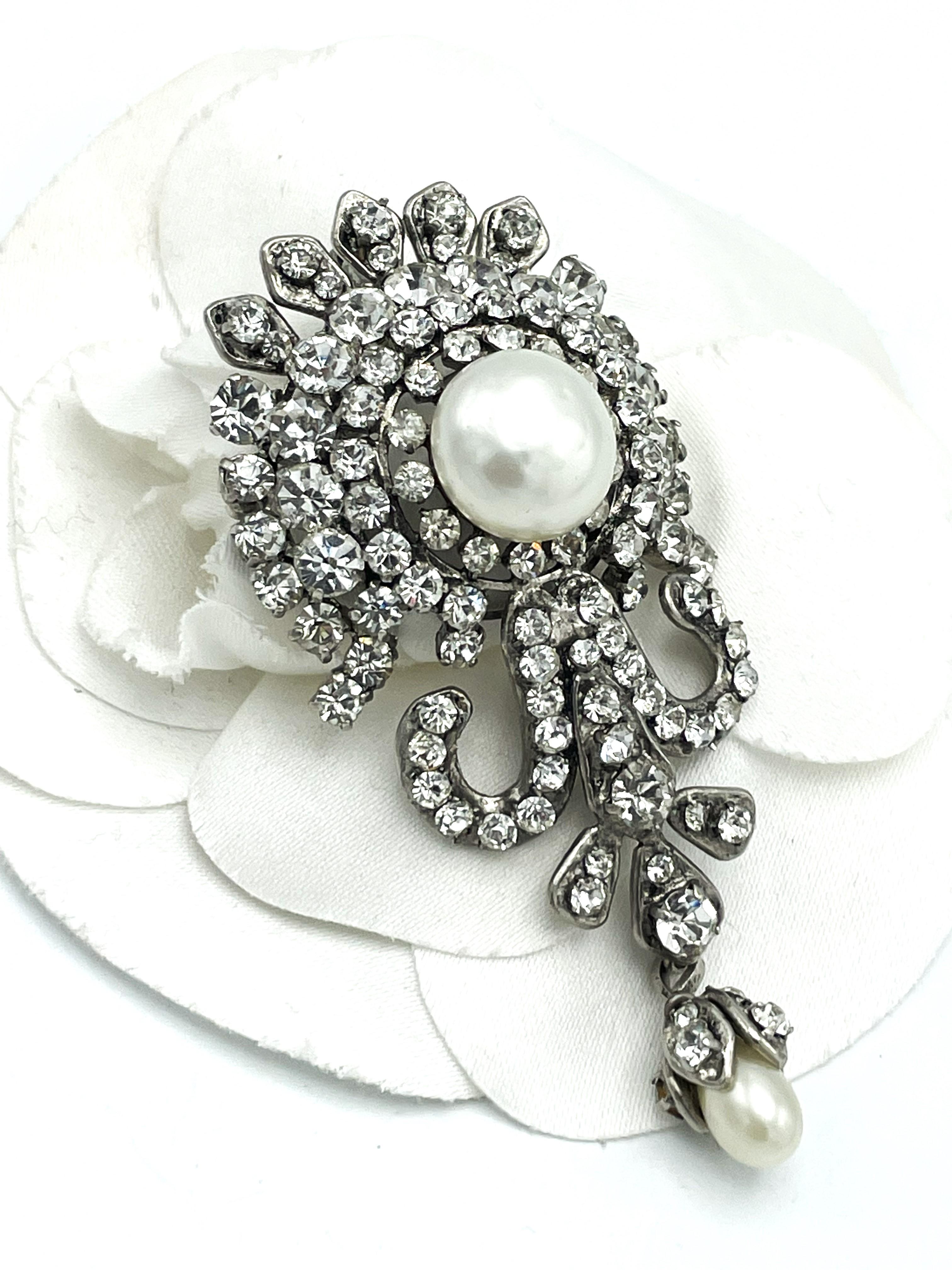 Broche y Colgante CHANEL, Metal rodiado,  Pedrería, firmado 1970/80 Corte redondo en venta