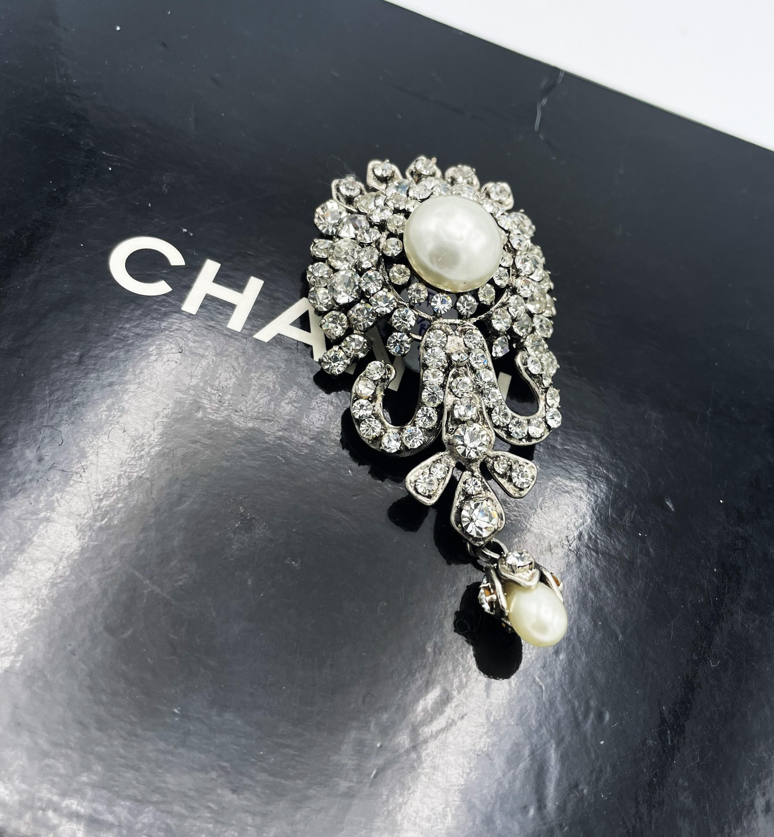 Broche y Colgante CHANEL, Metal rodiado,  Pedrería, firmado 1970/80 en venta 1
