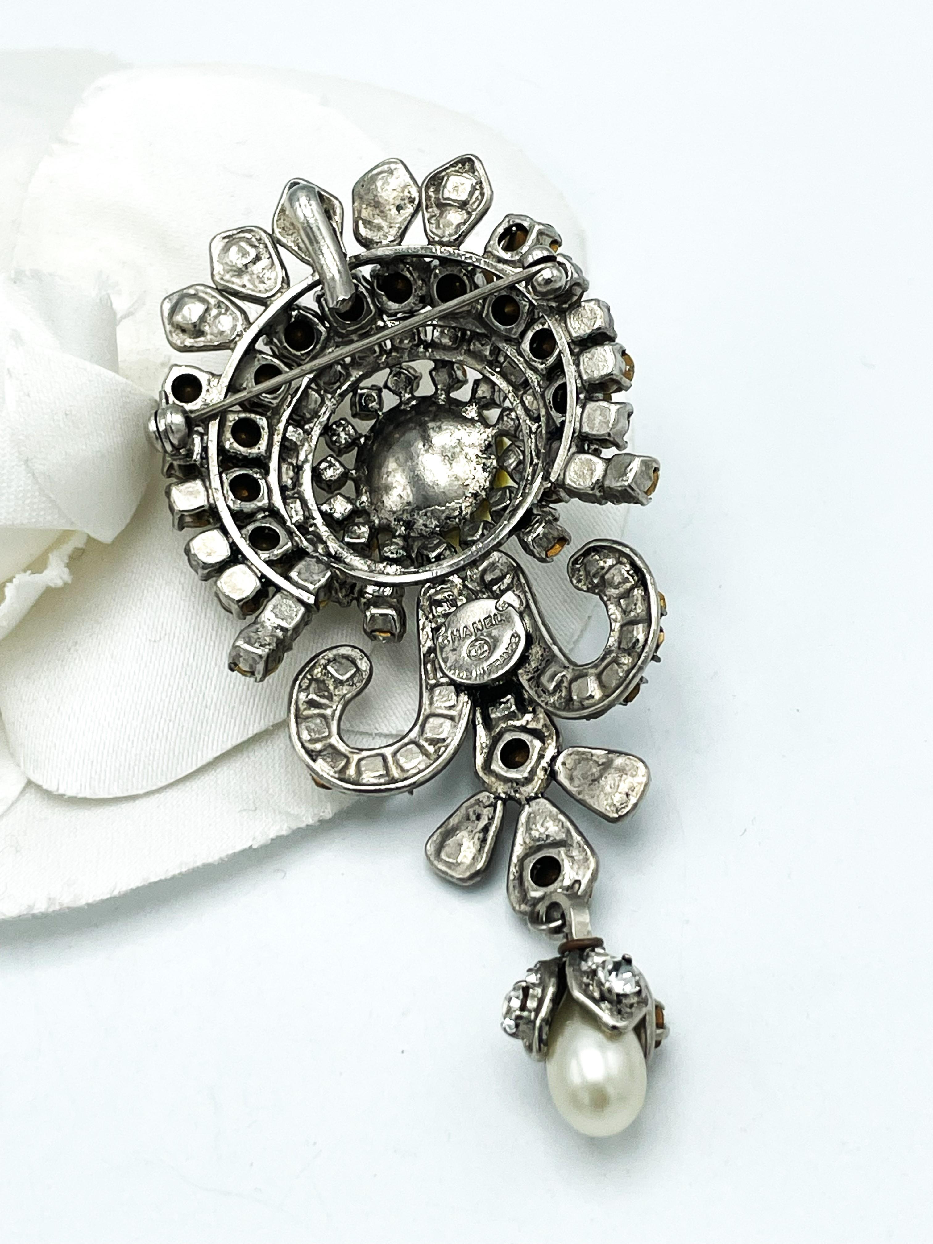 Broche y Colgante CHANEL, Metal rodiado,  Pedrería, firmado 1970/80 en Excelente estado para la venta en Stuttgart, DE