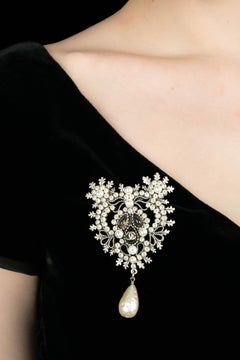 Broche Chanel par Karl Lagerfeld Paris-Salzburg Pre Fall 2015