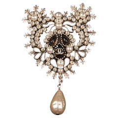 Broche Chanel par Karl Lagerfeld Paris-Salzburg Pre Fall 2015