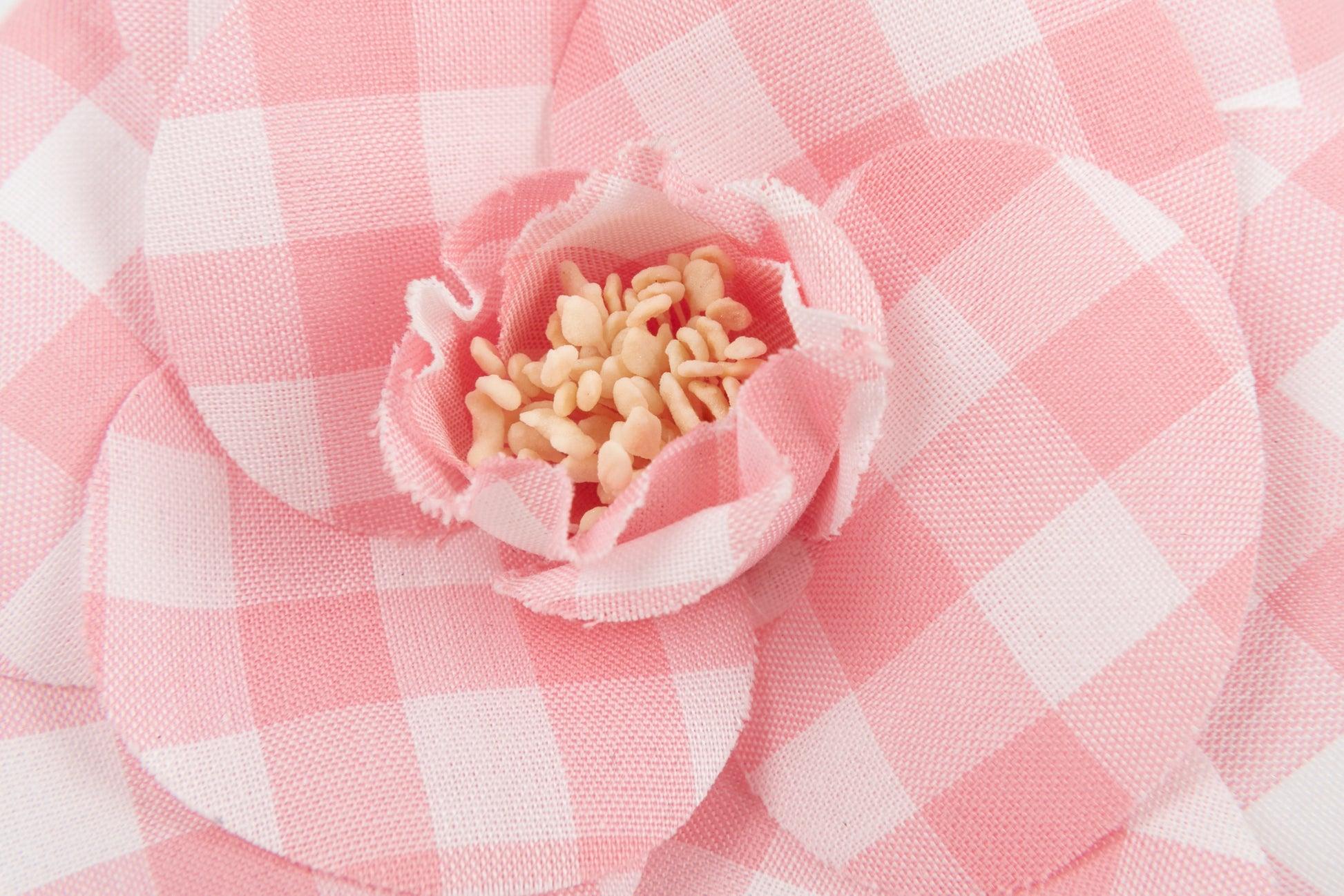 Chanel - (Made in France) Camellia brooch made of pink and white gingham fabric. Collector's piece from the beginning of the 1990s.

Additional information:
Condition: Very good condition
Dimensions: Diameter: 8 cm
Period: 20th Century

Seller