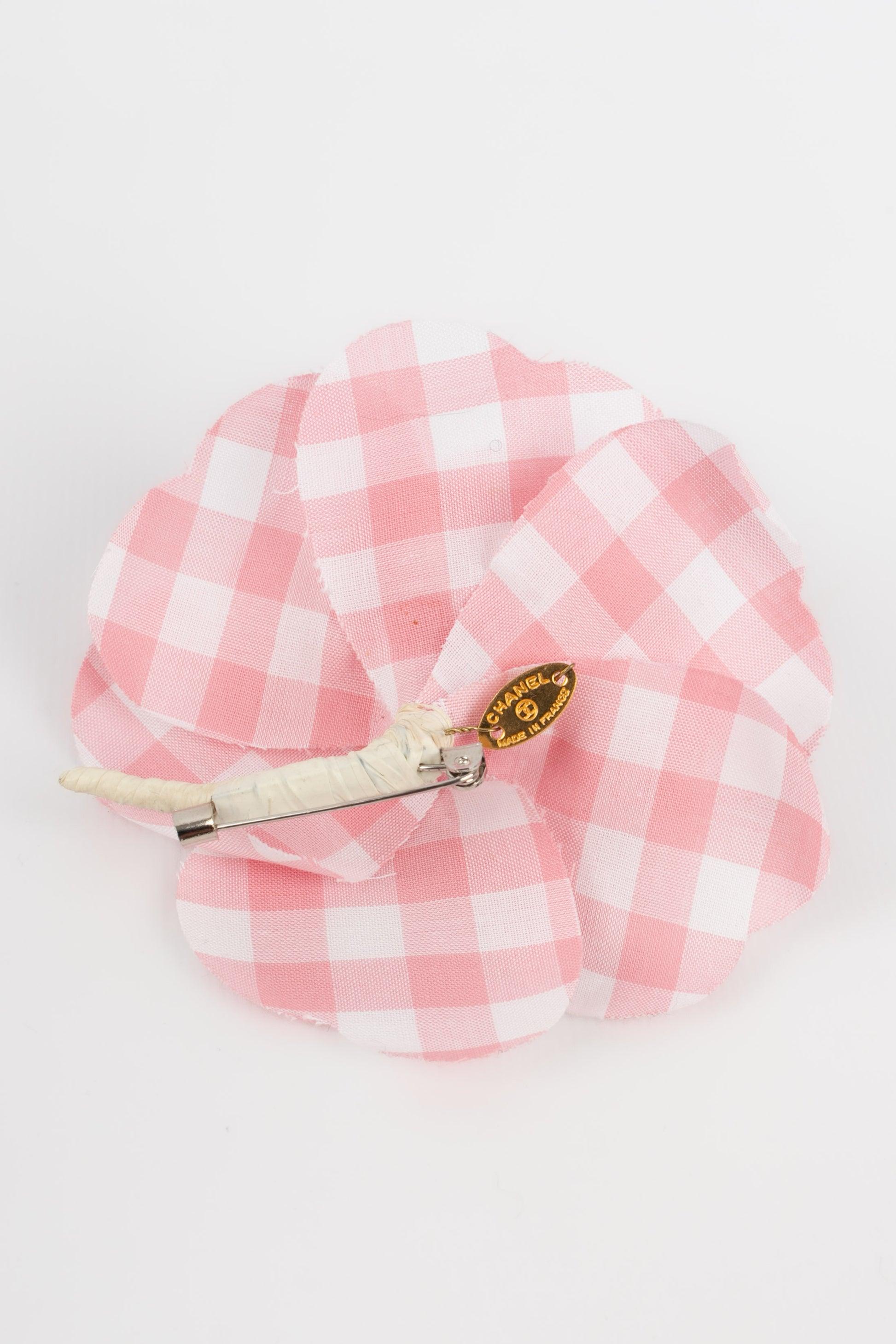Chanel Brooch Camellia Made of Pink and White Gingham Fabric, 1990s In Excellent Condition For Sale In SAINT-OUEN-SUR-SEINE, FR
