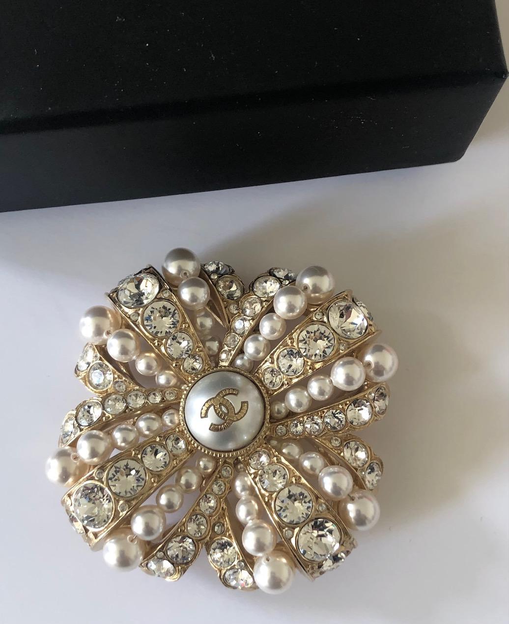 CHANEL Brosche CC Logo Perle & Kristalle Pin W/Box (Französischer Schliff) im Angebot