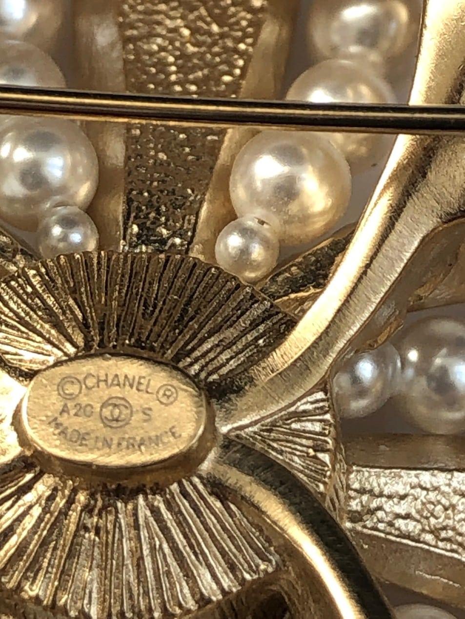 CHANEL Brooch CC Logo Pearl & Crystals Pin W/Box In Excellent Condition For Sale In London, GB