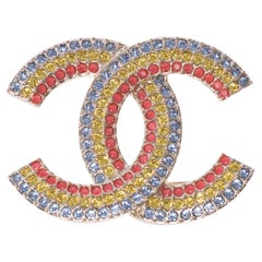 CHANEL Broche CC metal con el cristal