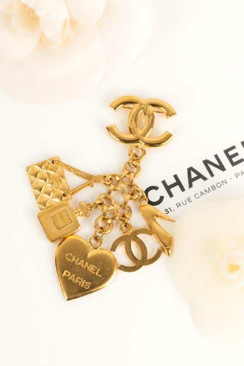Chanel- (Made in France) Brooch in gold metal symbolizing a cc logo and charms. Fall-Winter 1995 collection.

Additional information:

Dimensions: 
12 L cm

Condition: Very good condition
Seller Ref number: BRB161