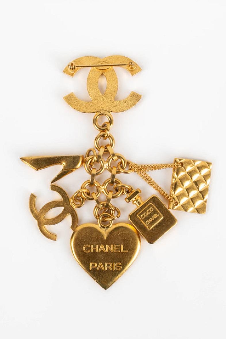 Chanel Brooch Charms in Gold metal , 1995 In Excellent Condition For Sale In SAINT-OUEN-SUR-SEINE, FR