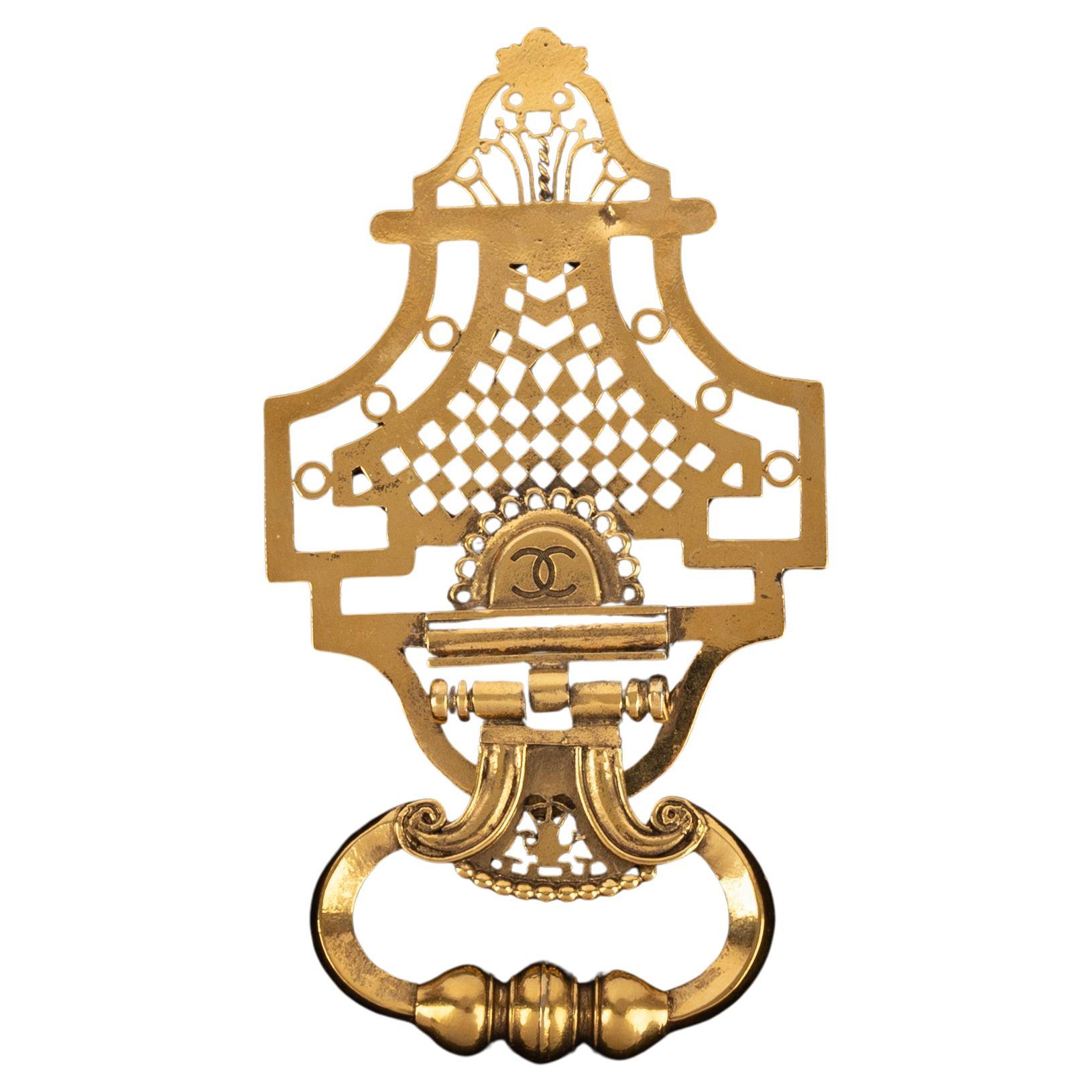 Broche Chanel "frappeur de porte" Winter 1989