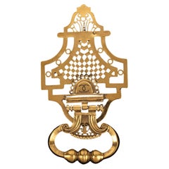 Broche Chanel "frappeur de porte" Winter 1989