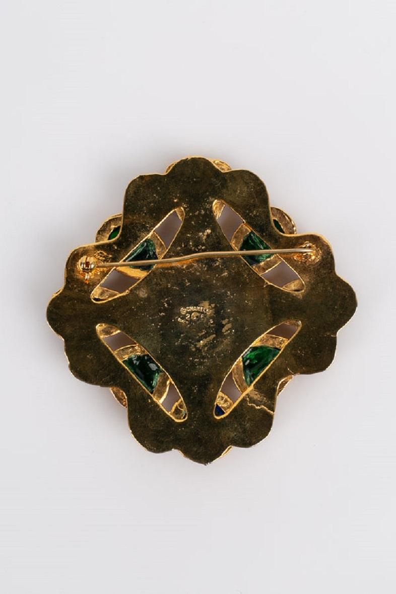 Chanel Brooch Gilded Metal and Glass Paste, Fall 1991 In Excellent Condition For Sale In SAINT-OUEN-SUR-SEINE, FR