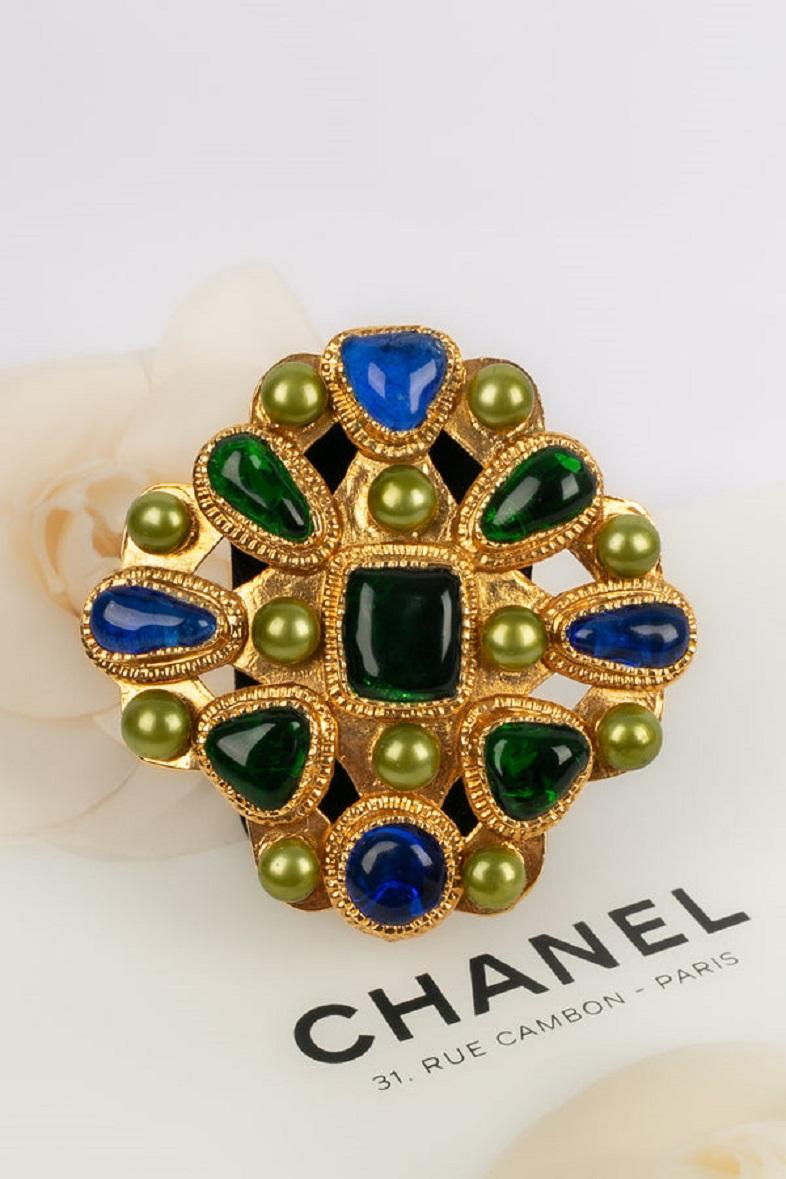 Chanel Brooch Gilded Metal and Glass Paste, Fall 1991 For Sale 3